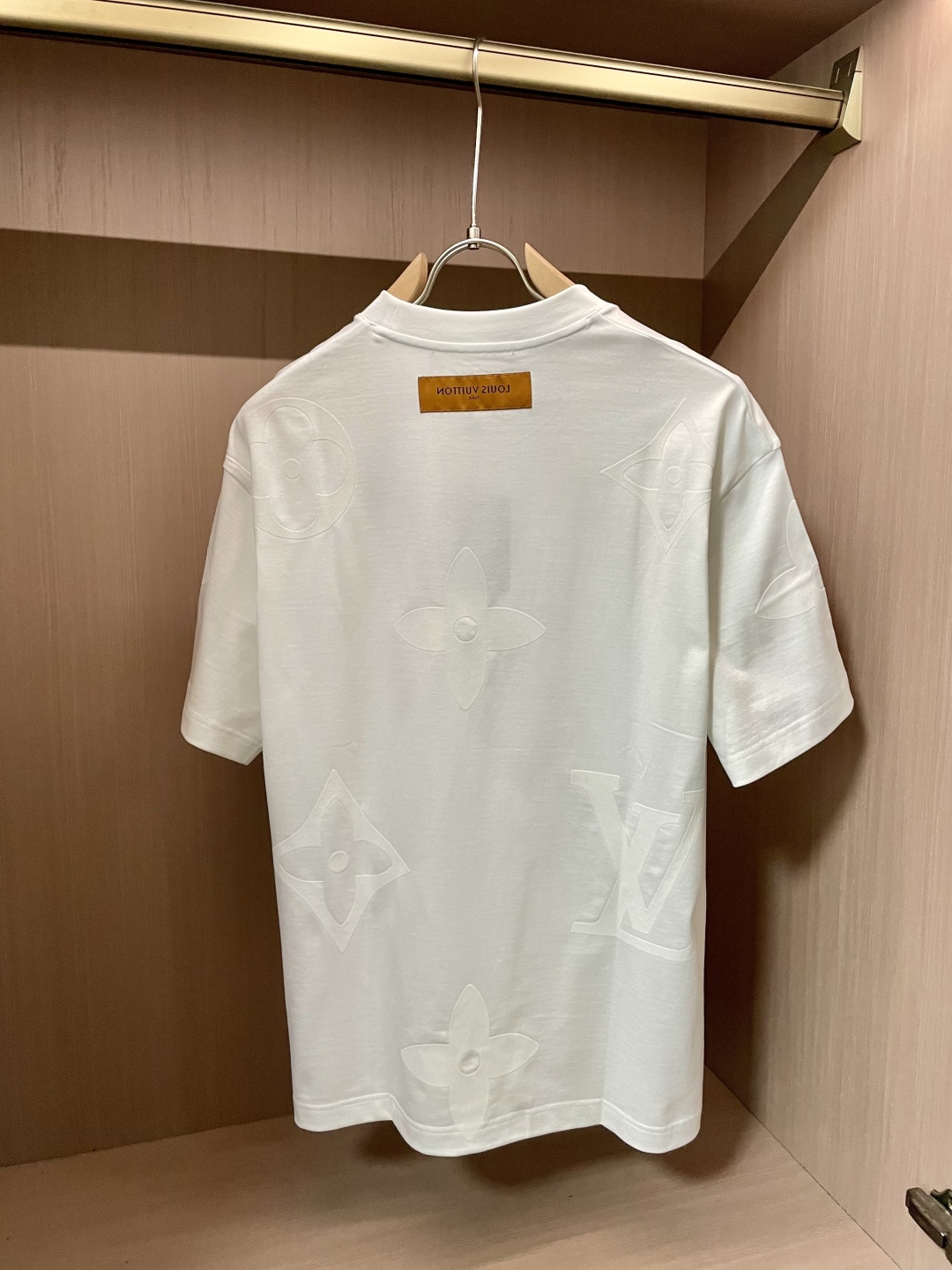 
Lv 官网同款 官网同款 官网同款⚠️
重磅推荐！2025ss夏装新品 专柜在售 最新系列图案logo
