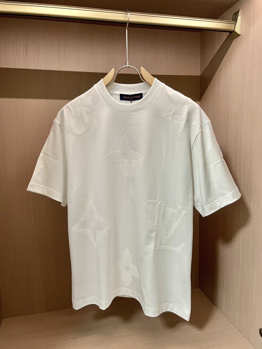 
Lv 官网同款 官网同款 官网同款⚠️
重磅推荐！2025ss夏装新品 专柜在售 最新系列图案logo