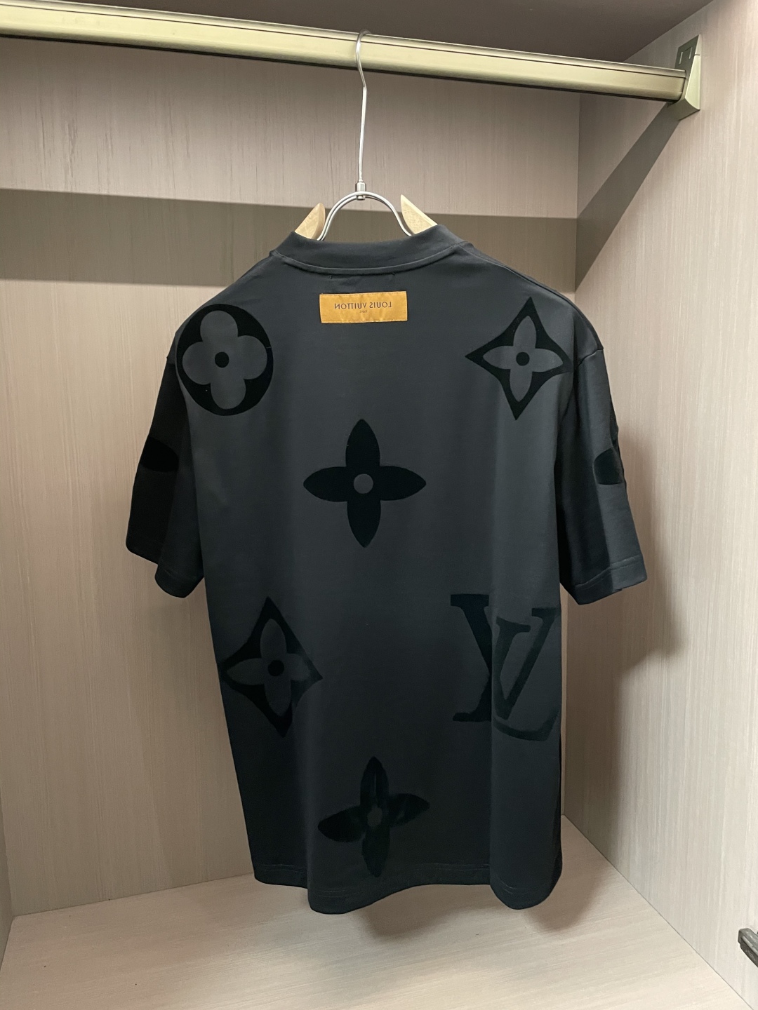 
Lv 官网同款 官网同款 官网同款⚠️
重磅推荐！2025ss夏装新品 专柜在售 最新系列图案logo