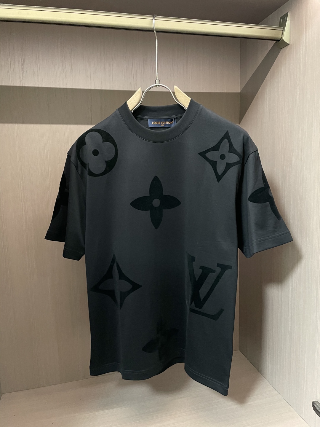 
Lv 官网同款 官网同款 官网同款⚠️
重磅推荐！2025ss夏装新品 专柜在售 最新系列图案logo