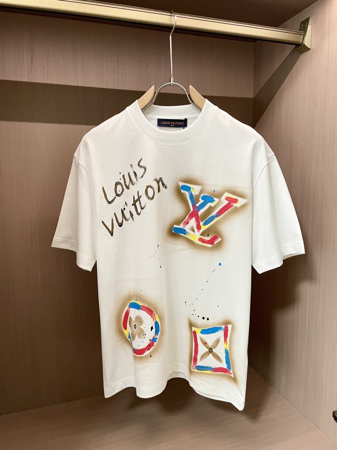 
Lv  官网同款 官网同款 官网同款⚠️
重磅推荐！2025ss夏装新品 专柜在售 最新系列图案log