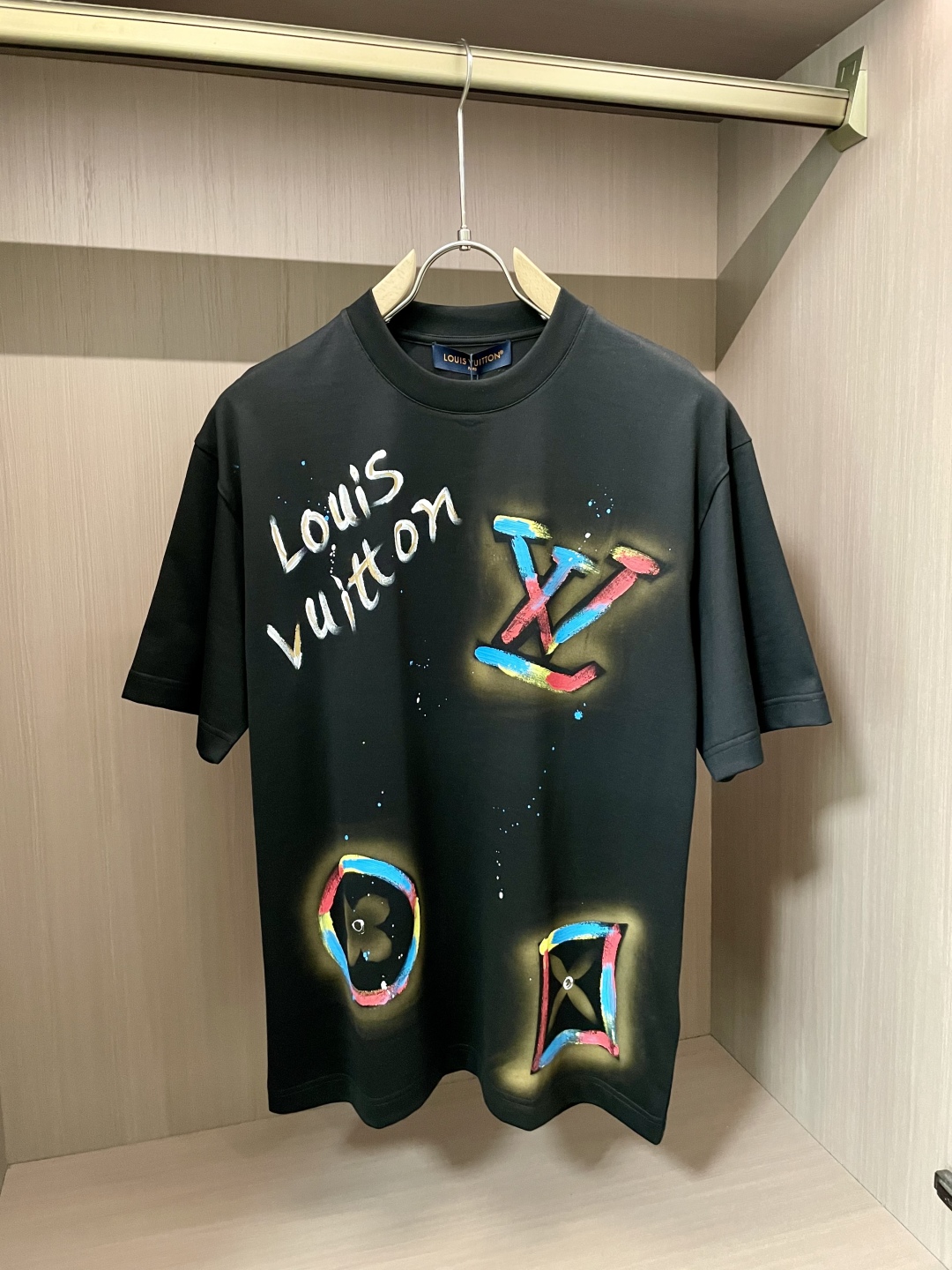 
Lv  官网同款 官网同款 官网同款⚠️
重磅推荐！2025ss夏装新品 专柜在售 最新系列图案log