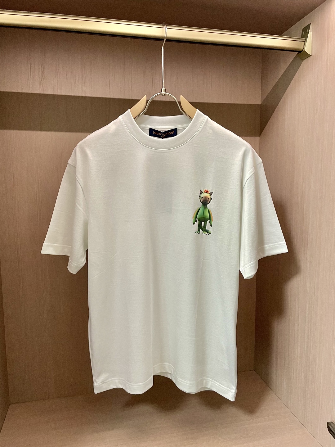 
Lv 官网同款 官网同款 官网同款⚠️
重磅推荐！2025ss夏装新品 专柜在售 最新系列图案logo