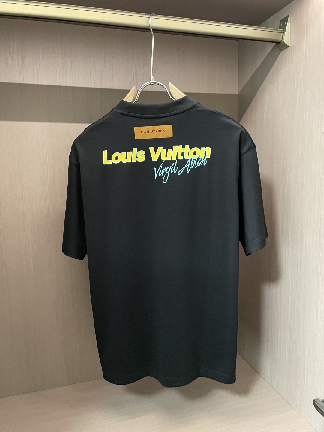 
Lv 官网同款 官网同款 官网同款⚠️
重磅推荐！2025ss夏装新品 专柜在售 最新系列图案logo