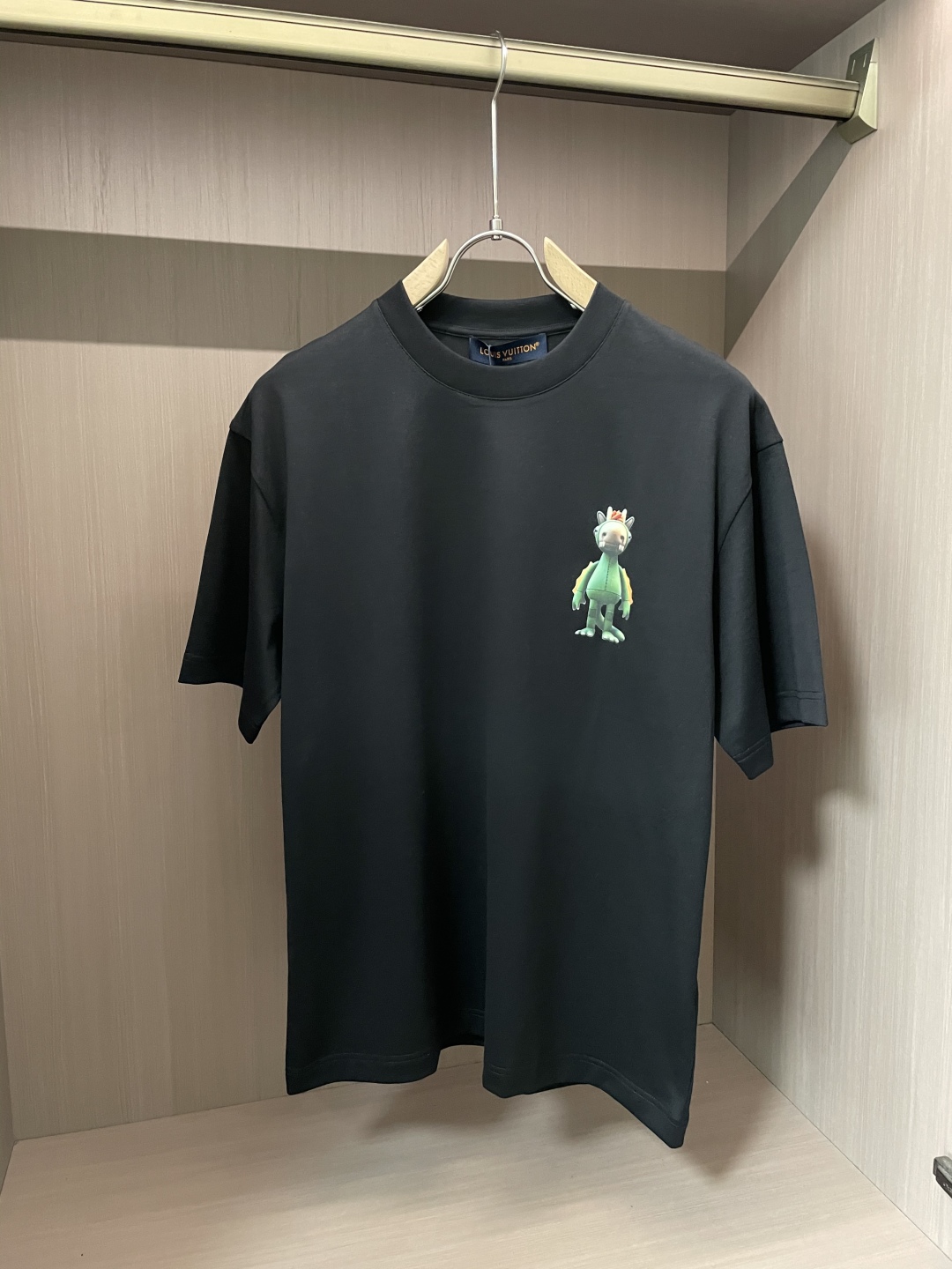 
Lv 官网同款 官网同款 官网同款⚠️
重磅推荐！2025ss夏装新品 专柜在售 最新系列图案logo