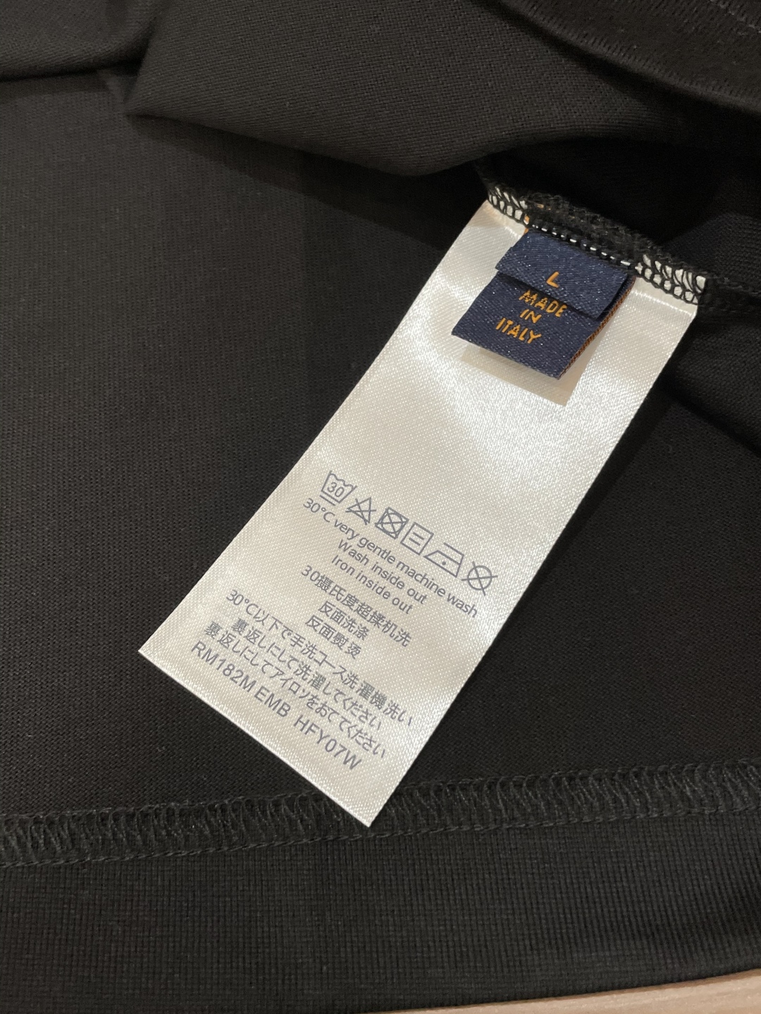
Lv 官网同款 官网同款 官网同款⚠️
重磅推荐！2025ss夏装新品 专柜在售 最新系列图案logo