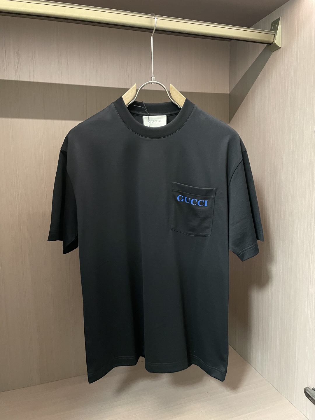 
Gucc 官网同款 官网同款 官网同款⚠️
重磅推荐！2025ss夏装新品 专柜在售 最新系列图案lo