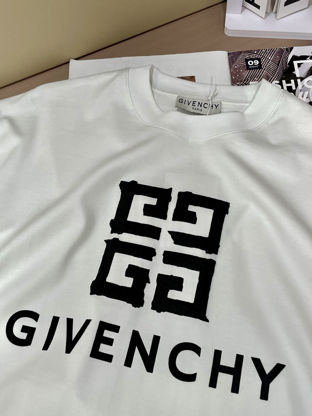 
纪梵希 官网同款 官网同款 官网同款⚠️
重磅推荐！2025ss夏装新品 专柜在售 最新系列图案log