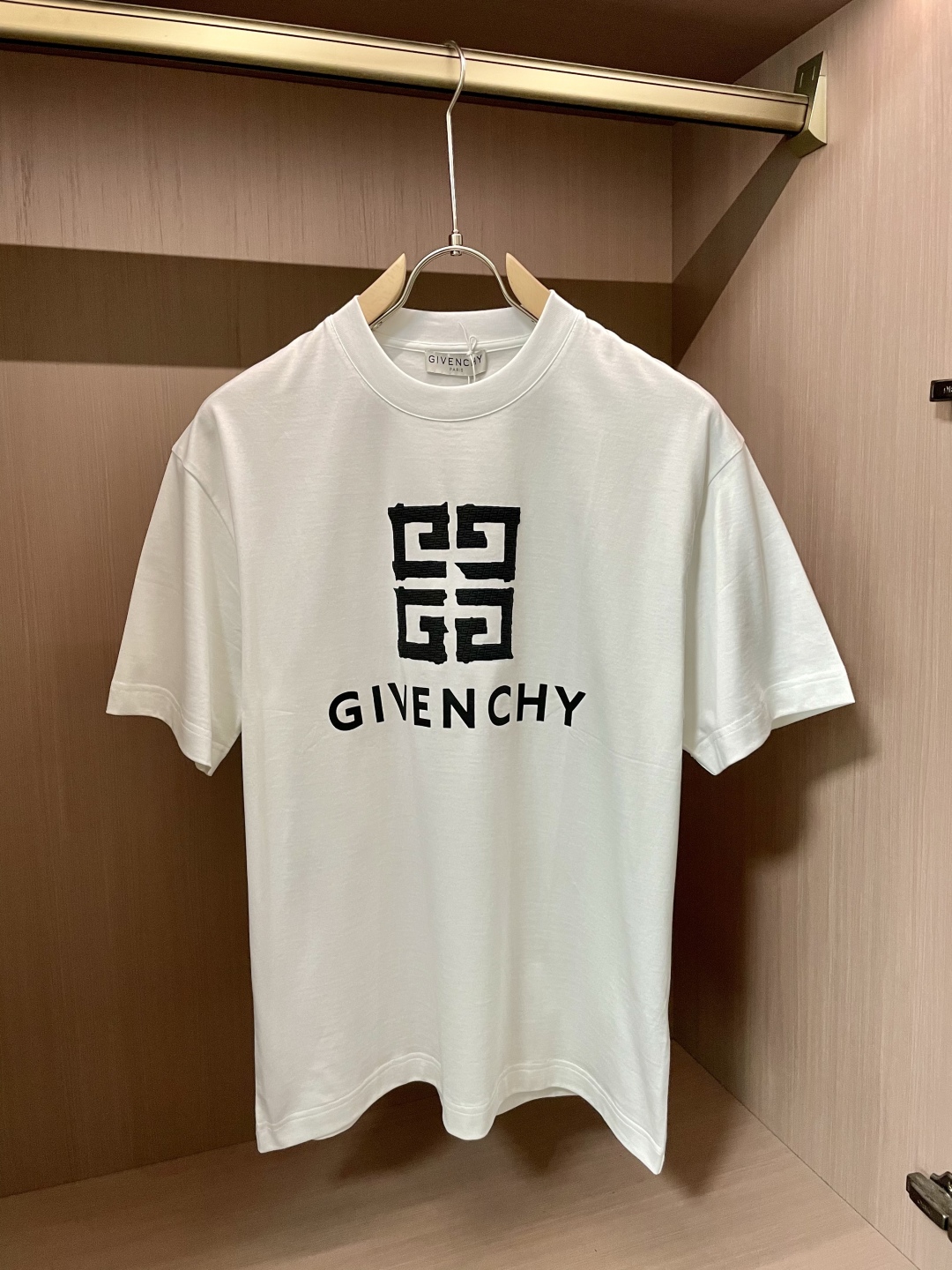 
纪梵希 官网同款 官网同款 官网同款⚠️
重磅推荐！2025ss夏装新品 专柜在售 最新系列图案log