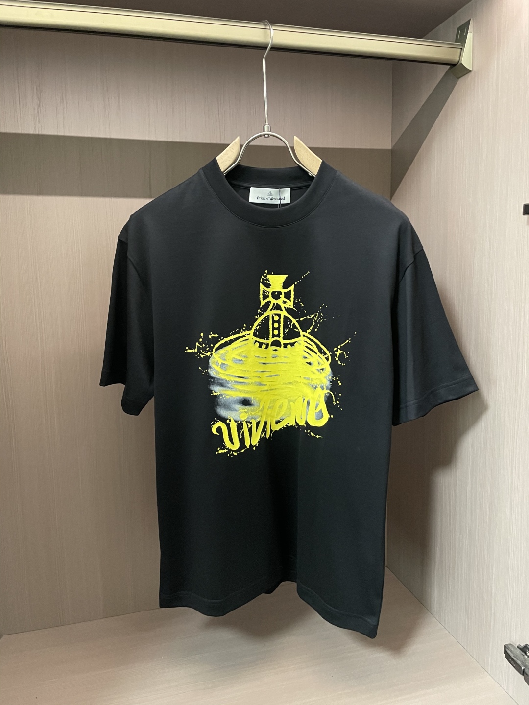 
西太后 官网同款 官网同款 官网同款⚠️
重磅推荐！2025ss夏装新品 专柜在售 最新系列图案log