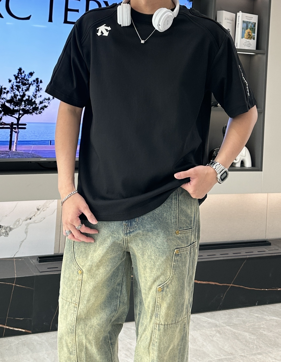 NO:159577,New DiSant/25ss new model, new short-sleeved yyds, daily wear when going out, custom original fabric, excellent comfort, simple T-fitting with classic arrow logo, it looks so good, single wear is stable, the inner wear is iconic, super positive, loose style is not picky at all, countless big cards can be perfectly controlled by men and women, the same style as men and women, unlock it together as you wear Size S-2xl, T-shirt, alexander wang19860909迪桑特/25ss新款 新款短袖yyds 日常出门闭眼搭 定制原版面料 舒适感极佳 简简单单的T 搭配经典箭头Logo也太好看了吧 单穿内搭都是稳稳哒 标志性超正 宽松版型一点都不挑人 无数大卡男女都可完美驾驭 男女同款 随意穿搭法一起去解锁吧 尺码S-2xl,,T-shirt,alexander wang,Men's clothing