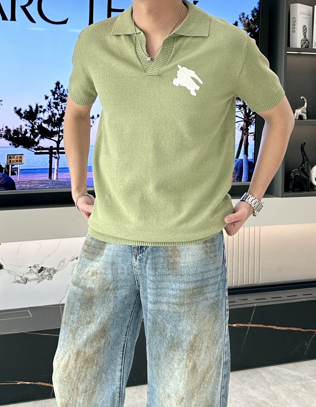 NO:159580,Bur 2025 summer new product men's knitted lapel short-sleeved shirt!  Exclusive first release is made of ultra-fine fiber and pure cotton yarn. The texture and texture are super soft, very thin and soft, and the feel is extremely delicate and silky. The finer the yarn, the harder it is to work, and it is very time-consuming and material-consuming. It is a super rare product. The particularity of the fabric of each piece of clothing makes it silky soft and lubricating. The unique embroidery pattern on the chest can feel its softness and smoothness when it comes into contact with the skin!  The overall simple and atmospheric, continues the classic, calm and atmospheric, and naturally exudes casual and elegant Size S-XXL, burberry, T-shirt, alexander wang19860909Bur 2025夏季新品男士针织翻领短袖衫！独家首发 采用纤维超细与纯棉纱线织造而成,质感与纹理都是超级的柔和,非常的轻薄柔软,手感极其的细腻丝滑,纱线越细做工就越难,并且非常的耗时耗料,超级难得一见的佳品,每件衣服的面料的特殊性使它具有丝般的柔软和润滑,胸前独特刺绣图案,与肌肤接触就能感觉到它的柔软和爽滑！整体简洁、大气,延续经典,沉稳大气的经典配色,自然散发出的休闲儒雅 尺码S-XXL,,burberry,T-shirt,alexander wang,Men's clothing