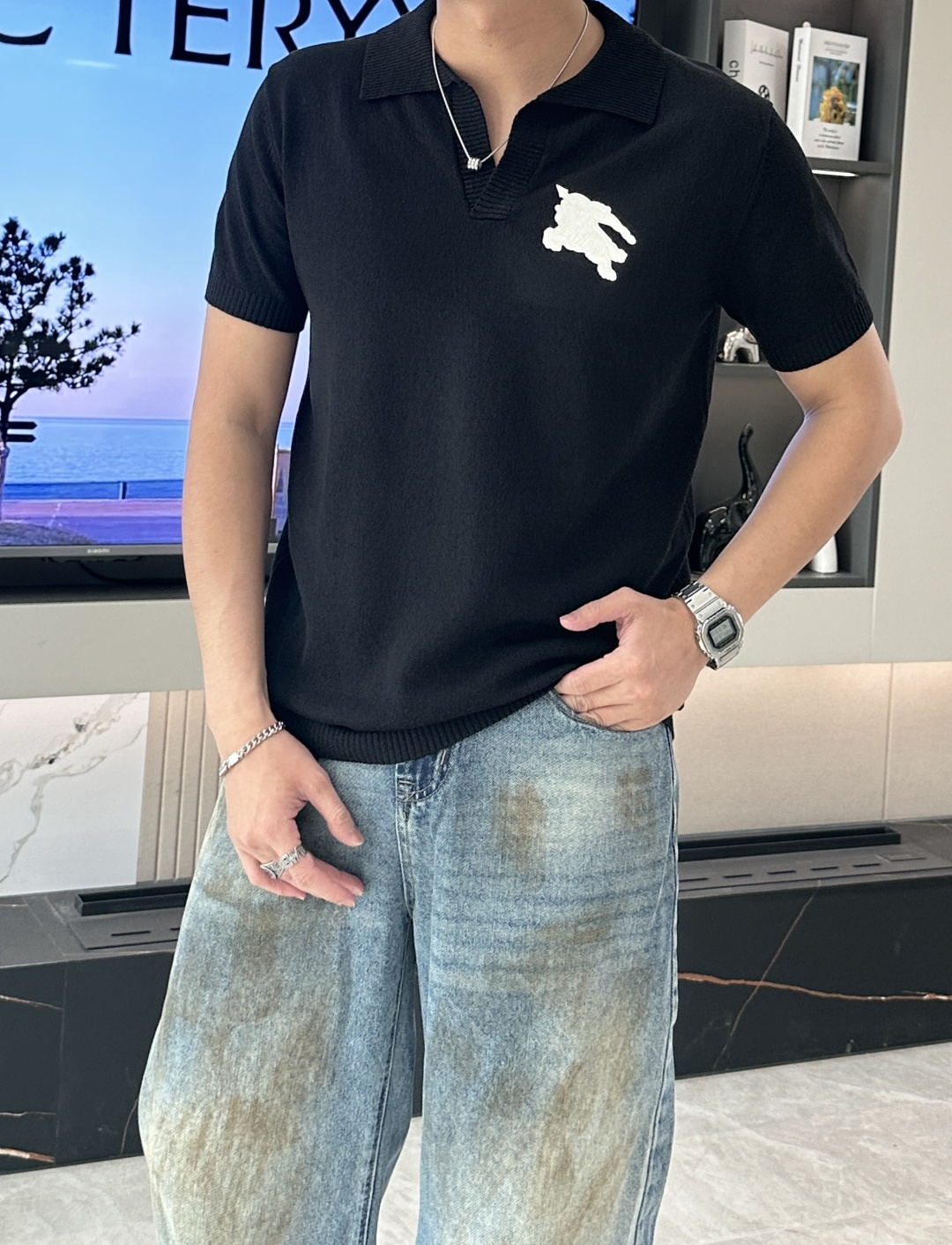 NO:159583,Bur 2025 summer new product men's knitted lapel short-sleeved shirt!  Exclusive first release is made of ultra-fine fiber and pure cotton yarn. The texture and texture are super soft, very thin and soft, and the feel is extremely delicate and silky. The finer the yarn, the harder it is to work, and it is very time-consuming and material-consuming. It is a super rare product. The particularity of the fabric of each piece of clothing makes it silky soft and lubricating. The unique embroidery pattern on the chest can feel its softness and smoothness when it comes into contact with the skin!  The overall simple and atmospheric, continues the classic, calm and atmospheric, and naturally exudes casual and elegant Size S-XXL, burberry, T-shirt, alexander wang19860909Bur 2025夏季新品男士针织翻领短袖衫！独家首发 采用纤维超细与纯棉纱线织造而成,质感与纹理都是超级的柔和,非常的轻薄柔软,手感极其的细腻丝滑,纱线越细做工就越难,并且非常的耗时耗料,超级难得一见的佳品,每件衣服的面料的特殊性使它具有丝般的柔软和润滑,胸前独特刺绣图案,与肌肤接触就能感觉到它的柔软和爽滑！整体简洁、大气,延续经典,沉稳大气的经典配色,自然散发出的休闲儒雅 尺码S-XXL,,burberry,T-shirt,alexander wang,Men's clothing