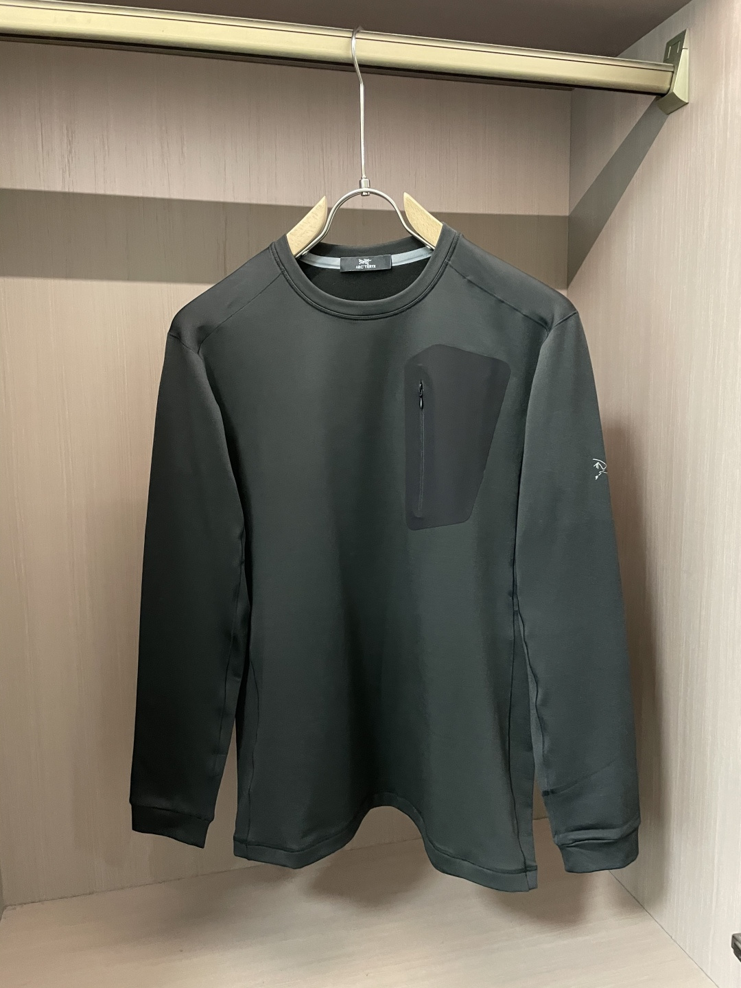 NO:159587,Bird Home 25 spring outdoor men's RHO LT series sports fitness casual elastic super soft lightweight knitted long-sleeved shirt, thin velvet inner pullover round neck seamless glue zipper pocket fleece base shirt, base warm and practical wearable style for outside wear!  The inside of the technology fabric is super soft and light brushed, and the functional style is extremely warm, moisture-absorbing and sweating, and is highly elastic and skin-friendly and comfortable!  Collar pressing strip glue pressing process, laser positioning and cutting glue pressing in front of the chest pocket!  Reflective glue logo, the whole piece of clothing is full of 4-pin and 6-wire thread, all high elastic thread, and the fabric attributes are suitable!  !  Make the whole piece of clothing feel stress-free!  , soft and comfortable to touch, has high-quality stretching, reduces skin friction, and is very comfortable to fit!  It’s OK to wear the outside and the inside! Size L-XXXL, jil sander, alexander wang19860909鸟家 25春款户外男士RHO LT系列运动健身休闲弹力超柔轻量针织长袖衫,薄绒内里套头圆领无缝压胶拉链口袋抓绒打底衫,打底保暖可外穿的实穿款！科技面料内里超柔轻薄拉绒,功能版型极度保暖,吸湿排汗,高弹亲肤舒适！领口压条压胶工艺,胸前口袋激光定位切割压胶！反光压胶logo,整件衣服全4针6线走线,全部高弹丝弹力线,配合面料属性！！使得整件衣服伸张毫无压力！,触感糯软舒适,具有优质的拉伸性,减少肌肤摩擦感,贴身非常舒适！外穿内搭都OK! 码数 L-XXXL,,jil sander,alexander wang,Men's clothing