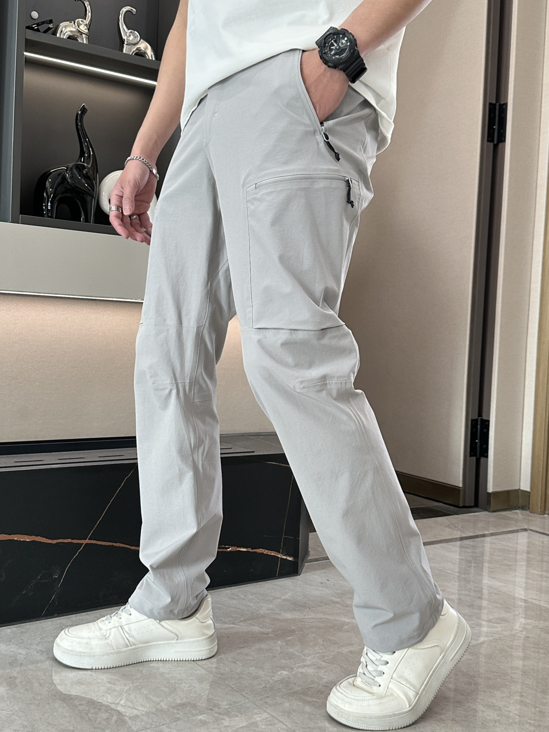 NO:159590,Bird Home Men's Outdoor Lightweight and Breathable Stretch Quick-Drying Pants Palisade Functional Pants are made of lightweight and wearable TerraTex fabric, designed to be free of movement, suitable for outdoor hiking. TerraTex is a wear-resistant and comfortable nylon-blend fabric suitable for warm-weather hiking. TerraTex fabric has sun protection, quick-drying and breathable, elastic and comfortable. The slim-fit style cuts streamlined and closes the body; reduces excess fabric and prevents hindering movement during technical climbing. The elasticity of splicing cuts and crotch corner fabrics and fabrics provide ergonomic freedom and can cope with various complex terrains.  Arc’teryx design is designed for special purposes. This Palisade pants suitably reflect the very purposeful performance design. The wide belt can be kept flat under the belt, and is equipped with a sweat-absorbing polyester brushed lining, which is comfortable to wear; the pockets are designed in an exquisite manner, which is convenient to take and place when carrying a backpack; the leg bags on both sides are simple, with press-fit zippers, and large capacity to store large items. The slanted handbag is simple and can store small items; Palisade Pant pants are a model of the Arc’teryx Traverses series, which can be matched with shoes, backpacks and clothes, and combine to form a free and movable, powerful, comfortable and wear-resistant suit. Technical features: lightweight, breathable, three-dimensional tailoring, splicing, zippers and snaps.  The belt design is adjustable integrated webbing, with metal buckle pocket design. The upper body effect is very good, and it is a very good choice for ordinary outdoor leisure and exercise!  Material TerraTex-94 nylon, 6 spandex blend lightweight breathable, elastic quick-drying plain woven fabric. Maintenance cold water machine washing. Wash separately. Low-temperature drying. Low-temperature ironing. Do not use clothing softener. Number M-3XL,,jil sander, versace, backpacks, alexander wang19860909鸟家 男士户外轻薄透气弹力速干裤 Palisade功能裤子采用轻薄耐磨的TerraTex面料,设计活动自如,适合野外远足徒步穿着.TerraTex是一款耐磨而舒适的尼龙混纺面料,适合暖天远足徒步使用；TerraTex面料具有防晒功能,速干透气,弹性舒适. 修身款型剪裁流线型,紧贴身体；减少了多余面料,防止在技术攀爬时阻碍活动.拼接剪裁和裤裆插角布和面料的弹性提供人体工学自由度,能应对各种复杂地形. Arc’teryx设计针对特殊用途,这款Palisade裤子恰如其分地体现了性能设计非常具有目的性这一特点.宽腰带在腰带下能保持平贴,配吸汗涤纶拉绒里衬,穿着舒适；口袋的位置设计考究,方便背负背包时取放；两侧腿袋简洁,配压胶拉链,大容量可存放大件物品.斜开手袋设计简洁,可存放小件物品；Palisade Pant裤子作为Arc’teryx Traverses系列的一款,能与鞋子、背包和衣服互相搭配,组合成活动自如,功能强大,舒适耐磨的套装. 技术特点:轻量 透气性 立体剪裁 拼接剪裁,前裆设有拉链和按扣 腰带设计可调一体式织带,带有金属扣口袋设计.上身效果非常好,平常户外休闲运动都是非常不错的选择！ 材料TerraTex—94尼龙、6氨纶混纺轻量透气、弹性速干平织布. 保养冷水机洗.分开洗涤.低温烘干.低温熨烫. 切勿使用衣物柔顺剂. 码数M-3XL,,jil sander,versace,backpacks,alexander wang,Men's clothing