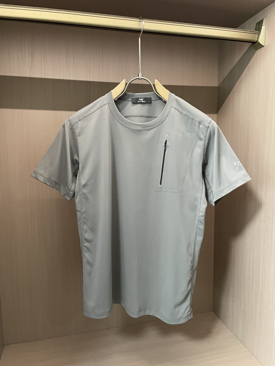 NO:159585,Bird Home Summer Casual Ice-Sensory Quick-Drying Markless Short-Sleeve T-shirt for Men. The fabric is made of 81 nylon and 19 spandex, which feels soft and delicate and skin-friendly. It feels refreshing in summer. The classic zipper pocket design on the chest does not look monotonous and full of high-end feeling!  Necessary business T-shirts with no color difference and no deformation. The hot-selling and out-of-stock king in counter stores. Good goods that are hard to buy with money. Exclusive color matching. Exclusive fabrics. Classic logo prints on chest that are not deformed, no faded, no pilling. They cannot be washed off. Many cumbersome craftsmanship brings extraordinary upper body effect, many small details, and non-complex styles. They are loved by many fashion experts. The design is very thoughtful. Slim fit style, three-dimensional cut, versatile and hot style. Short-sleeved, must-have for men in summer!  Size m-xxl, jil sander, T-shirt,tees, t-shirt,alexander wang19860909鸟家 夏季休闲男士冰感速干无痕短袖T恤 面料采用81锦纶和19氨纶,手感柔软细腻亲肤,夏天穿上冰爽的感觉,胸前经典拉链口袋设计不显单调,高级感满满！领口无色差不变形商务T恤必备 专柜门店热销断货王 有钱难买的好货 独家配色独家面料 不变形不掉色不起球胸前经典logo印花, 水洗不脱落.多道繁琐工艺,带来非凡上身效果,众多小细节,并不复杂的风格,受到众多时尚达人喜欢,设计的很有想法.修身版型立体裁剪 百搭爆款 男士夏季必备的短袖！ 尺码m-xxl,,jil sander,T-shirt,tees，t-shirt,alexander wang,Men's clothing