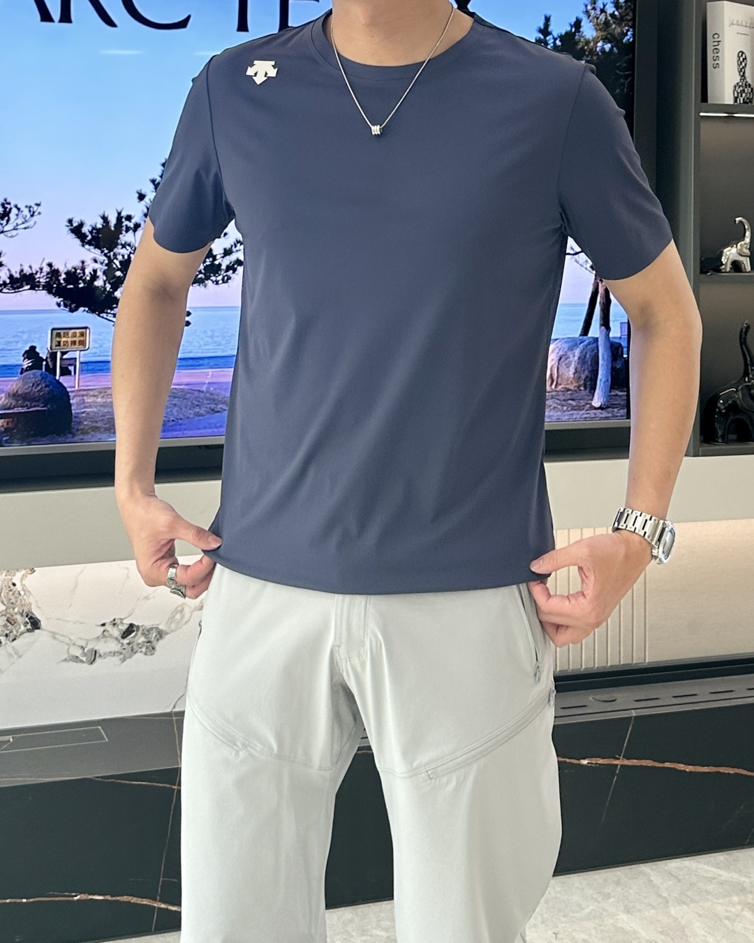 NO:159591,DiSante short-sleeved T-shirt, made of quick-drying fabric, comfortable and breathable and conducive to sweating. The style is simple, with white brand iconic pattern embroidery on the chest, which is low-key to highlight the brand's characteristics and add a sense of exquisiteness. Size m-xxl, T-shirt,tees, t-shirt,alexander wang19860909迪桑特 短袖T恤,采用速干面料,舒适透气且利于排汗.版型简约,胸口处有白色品牌标志性图案刺绣,低调彰显品牌特色,增添精致感.尺码m-xxl,,T-shirt,tees，t-shirt,alexander wang,Men's clothing