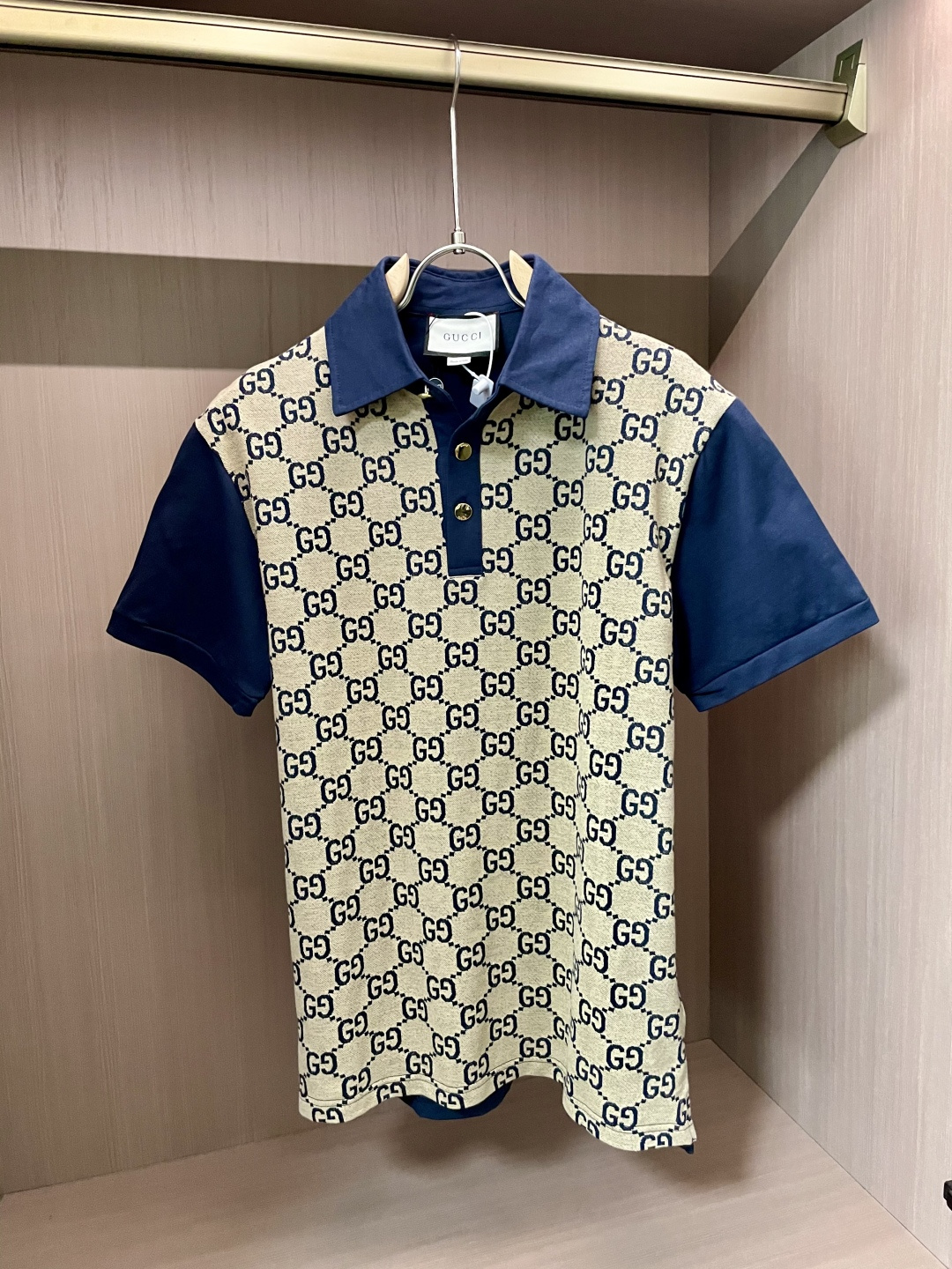 NO:133292,GUCCI short-sleeved Polo shirt has a simple overall design without losing the classic style. The collar color lapel is clean and neat, highlighting the elegant temperament. There are three metal buttons at the button neckline to add exquisiteness and details. The main part of the pattern is covered with the brand's iconic double G interlocking pattern, classic elements show the brand recognition, and the color matching is matched with rice brown, retro and fashionable. The short-sleeved part of the sleeve is designed in solid color, which forms a contrast between colors and patterns with the main part, making the overall shape more layered. Size S-XXL,,gucci,T-shirt,alexander wang19860909GUCCI 短袖Polo衫 整体设计简约又不失经典格调 领部配色翻领,干净利落,凸显优雅气质. 纽扣领口处有三颗金属纽扣,增添精致感与细节亮点. 图案主体部分布满品牌标志性的双G互扣图案,经典元素彰显品牌辨识度,配色为米棕搭配,复古又时尚. 袖部短袖部分为纯色设计,与主体部分形成色彩和图案的对比,使整体造型更具层次感. 尺码 S-XXL,,gucci,T-shirt,alexander wang,Men's clothing