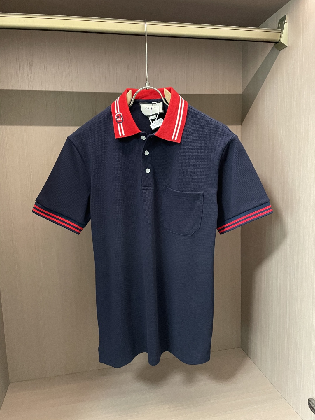 NO:133294,Gucc 2025 Spring and Summer Official Website Synchronization Mature Men, Light Mature Men Favorite Style Classic Atmospheric and Versatile Business and Casual Polo Collar T-shirts Use imported double mercerized bead floor cotton fabric, comfortable and breathable, delicate texture, super soft and skin-friendly and touch-like!  The lapel design and tailoring are slim fit styles, which are absolutely crisp and handsome in combination!  It can be seen from the locking needle that it is absolutely produced by a large manufacturer. This density of sewing process is absolutely meticulous in handling details!  Highly recommended, and you can't see such a style outside at all!  Size S-XXL, gucci,tees, t-shirt,alexander wang19860909Gucc 2025春夏 官网同步 熟男 轻熟男 最爱款式 经典大气百搭商务休闲Polo领T恤 采用进口双丝光珠地棉面料 舒适透气 质感细腻 超柔软亲肤触感！翻领设计,剪裁属于修身版型 绝对挺括帅气的合体型！从锁针可以看出 绝对大厂代工出品 这种密度的缝制工艺 对待细节处理绝对是一丝不苟！强烈推荐 而且外面您是根本看不到这样的款式的！ 尺码S-XXL,,gucci,tees，t-shirt,alexander wang,Men's clothing