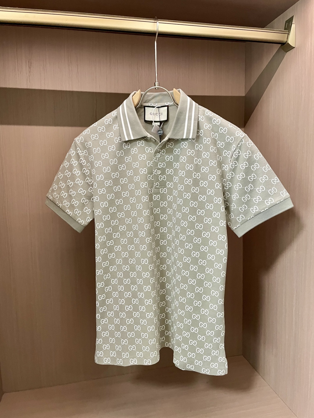 NO:133295,GUCCI classic Polo shirt, interprets the new fashion trend. This GUCCI short-sleeved Polo shirt is a perfect fusion of fashion and classic. Light green background and iconic white double G pattern. The full-print design highlights the unique charm of the brand, and the retro charm reveals the luxurious style. The exquisite lapel design is decorated with simple stripes, adding a sense of layering and detail to the overall look. The brand label at the neckline tells the identity in a low-key but powerful way. The short-sleeved edges echo the collar tone, and the overall feeling is full. Whether it is walking on the street with casual shorts or going to social occasions with exquisite trousers, it can be easily controlled. With the unique style of GUCCI, the wearer becomes the focus and shows an unparalleled fashion taste. Size S-XXL, gucci, shorts, T-shirt, alexander wang19860909GUCCI经典Polo衫,演绎时尚新风尚 这件GUCCI短袖Polo衫,是时尚与经典的完美融合.浅绿底色搭配标志性白色双G图案,满印设计彰显品牌独特魅力,复古韵味中透露着奢华格调. 精致的翻领设计,饰有简洁的条纹元素,为整体造型增添层次感与细节感.领口处的品牌标签,低调却有力地诉说着身份.短袖边缘与衣领色调相呼应,整体感十足. 无论是搭配休闲短裤漫步街头,还是与精致长裤共赴社交场合,它都能轻松驾驭,以GUCCI的独特风格,让穿着者成为焦点,展现无与伦比的时尚品味. 尺码S-XXL,,gucci,shorts,T-shirt,alexander wang,Men's clothing