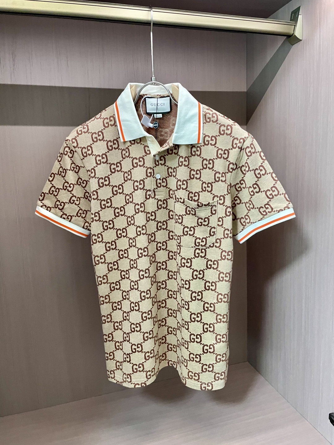 NO:133297,GUCCI short-sleeved Polo shirt. It is made of beige tones and is full of classic double G interlocking patterns, retro and recognizable. The white lapel is paired with orange trim, adding highlights to the simplicity; the cuffs also have orange-white trim, echoing the neckline. There is a pocket on the left chest, and the overall style is both fashionable and practical. It is a single item that highlights the brand style and personal taste. Size S-XXL, gucci, T-shirt, alexander wang19860909GUCCI 短袖Polo衫.其以米色调为底色,布满经典双G互扣图案,复古又具辨识度.白色的翻领搭配橙色饰边,简洁中增添亮点；袖口同样有橙白饰边,与领口呼应.左胸设有口袋,整体风格兼具时尚感与实用性,是彰显品牌格调与个人品味的单品. 尺码S-XXL,,gucci,T-shirt,alexander wang,Men's clothing