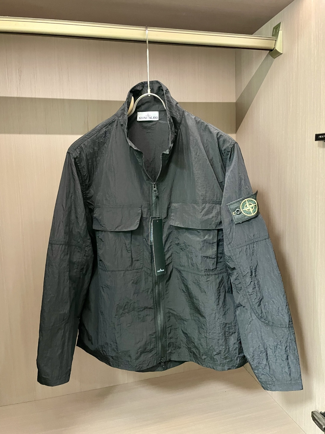 NO:133312,Stone Island 25ss new sun protection suit classic thin jacket, high-end customized cloak coat, fashionable and casual sun protection, extremely high wearing ability, versatile style!  The sunscreen fabric of the Customized Decoration House has good elasticity and breathability, soft and comfortable feel, simple and fashionable style, and the upper body effect is crisp and stylish. It is more advanced when worn. The sunscreen fabric not only blocks ultraviolet rays and causes damage to the skin, but also has super moisture-absorbing and sweating ability. It can quickly absorb sweat from the body and evaporate quickly, keeping the skin dry. It has good wear resistance and is not easy to wrinkle. The thin material is woven with microporous fibers, which not only protects against sunlight but also has moisture-absorbing and sweating, which is more suitable for hot weather. Number of codes: m-Xxl,, jackets & coats, alexander wang19860909石头岛 25ss新款防晒服经典款轻薄外套,高端定制披风衣,时尚休闲防晒,穿着性极高,百搭款！定制定坊的防晒面料具有良好的弹性和透气性,手感软糯舒适,款式简约而时尚,上身效果挺括有型.穿着起来更加高级,防晒面料不仅能遮挡紫外线对皮肤造成伤害,且具有超强的吸湿排汗能力,可以快速吸收身体的汗水并迅速蒸发,保持皮肤干爽.耐磨性好,不易起皱等特点.薄薄的材质使用多微孔纤维织成,不但能够防晒还具有吸湿排汗性,更适合炎热的天气. 码数:m-Xxl,,jackets & coats,alexander wang,Men's clothing