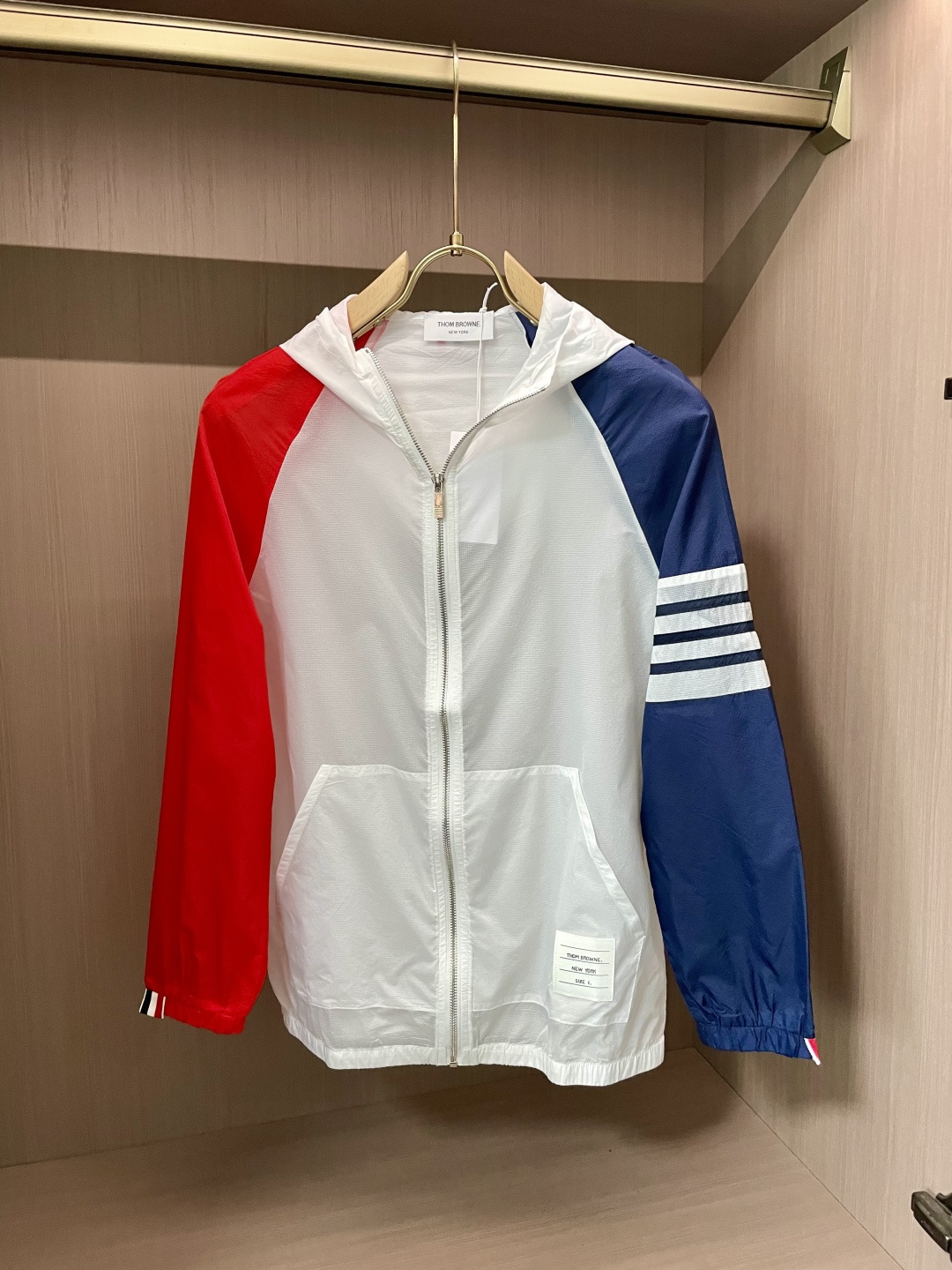 NO:133315,TB 25ss new sun protection suit classic thin jacket, high-end custom cloak coat, fashionable and casual sun protection, extremely high wearing style, versatile style!  The sunscreen fabric of the Customized Decoration House has good elasticity and breathability, soft and comfortable feel, simple and fashionable style, and the upper body effect is crisp and stylish. It is more advanced when worn. The sunscreen fabric not only blocks ultraviolet rays and causes damage to the skin, but also has super moisture-absorbing and sweating ability. It can quickly absorb sweat from the body and evaporate quickly, keeping the skin dry. It has good wear resistance and is not easy to wrinkle. The thin material is woven with microporous fibers, which not only protects against sunlight but also has moisture-absorbing and sweating, which is more suitable for hot weather. Number of codes: 1 2 3 4 5,,jackets & coats,alexander wang19860909TB 25ss新款防晒服经典款轻薄外套,高端定制披风衣,时尚休闲防晒,穿着性极高,百搭款！定制定坊的防晒面料具有良好的弹性和透气性,手感软糯舒适,款式简约而时尚,上身效果挺括有型.穿着起来更加高级,防晒面料不仅能遮挡紫外线对皮肤造成伤害,且具有超强的吸湿排汗能力,可以快速吸收身体的汗水并迅速蒸发,保持皮肤干爽.耐磨性好,不易起皱等特点.薄薄的材质使用多微孔纤维织成,不但能够防晒还具有吸湿排汗性,更适合炎热的天气. 码数:1 2 3 4 5,,jackets & coats,alexander wang,Men's clothing