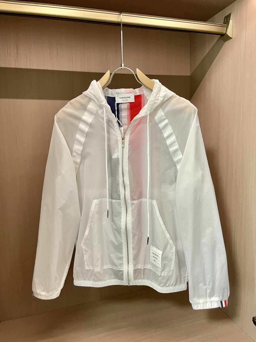 NO:133318,TB 25ss new sun protection suit classic thin jacket, high-end custom cloak coat, fashionable and casual sun protection, extremely high wearing style, versatile style!  The sunscreen fabric of the Customized Decoration House has good elasticity and breathability, soft and comfortable feel, simple and fashionable style, and the upper body effect is crisp and stylish. It is more advanced when worn. The sunscreen fabric not only blocks ultraviolet rays and causes damage to the skin, but also has super moisture-absorbing and sweating ability. It can quickly absorb sweat from the body and evaporate quickly, keeping the skin dry. It has good wear resistance and is not easy to wrinkle. The thin material is woven with microporous fibers, which not only protects against sunlight but also has moisture-absorbing and sweating, which is more suitable for hot weather. Number of codes: 1 2 3 4 5,,jackets & coats,alexander wang19860909TB 25ss新款防晒服经典款轻薄外套,高端定制披风衣,时尚休闲防晒,穿着性极高,百搭款！定制定坊的防晒面料具有良好的弹性和透气性,手感软糯舒适,款式简约而时尚,上身效果挺括有型.穿着起来更加高级,防晒面料不仅能遮挡紫外线对皮肤造成伤害,且具有超强的吸湿排汗能力,可以快速吸收身体的汗水并迅速蒸发,保持皮肤干爽.耐磨性好,不易起皱等特点.薄薄的材质使用多微孔纤维织成,不但能够防晒还具有吸湿排汗性,更适合炎热的天气. 码数:1 2 3 4 5,,jackets & coats,alexander wang,Men's clothing