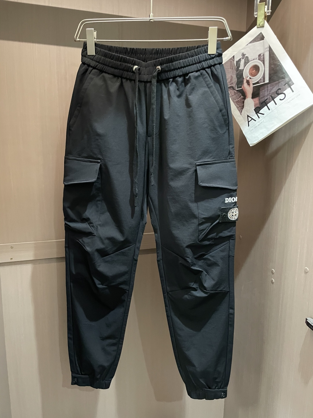 NO:481690,Dior 2025 Spring and Summer Latest Series of Men's Leisure Pants!  It is made of customer-supply elastic cotton material, soft and delicate, and has an excellent feel!  The brand style is unobstructed!  Minimalist design, without extravagant elements to win the lead, the details are finely made, the hardware accessories are customized, the thickness is just right, easy to control various weather, classic colors are very energetic, and various styles of dressing, casual business, daily life, and fashion trends can be controlled!  Overall, both in terms of grade and fashion are extremely outstanding, bringing extraordinary clothing taste!  Size M~3XL,dior,alexander wang19860909Dior 2025春夏最新系列男士休闲裤！ 采用客供弹力柔棉材质,柔软细腻,手感绝佳！品牌格调一览无余！极简主义设计,没有多余浮夸的元素来宣兵夺主,细节做工精细,五金配件原版定制,厚薄程度也是恰到好处,轻松驾驭各种天气,经典颜色上身很显精气神,多种风格穿搭,休闲商务、日常生活、时尚潮流均可驾驭！整体不论是档次还是时尚感都是极为出色的,带来非凡的衣着品味！ 尺码M~3XL,,dior,alexander wang,Men's clothing