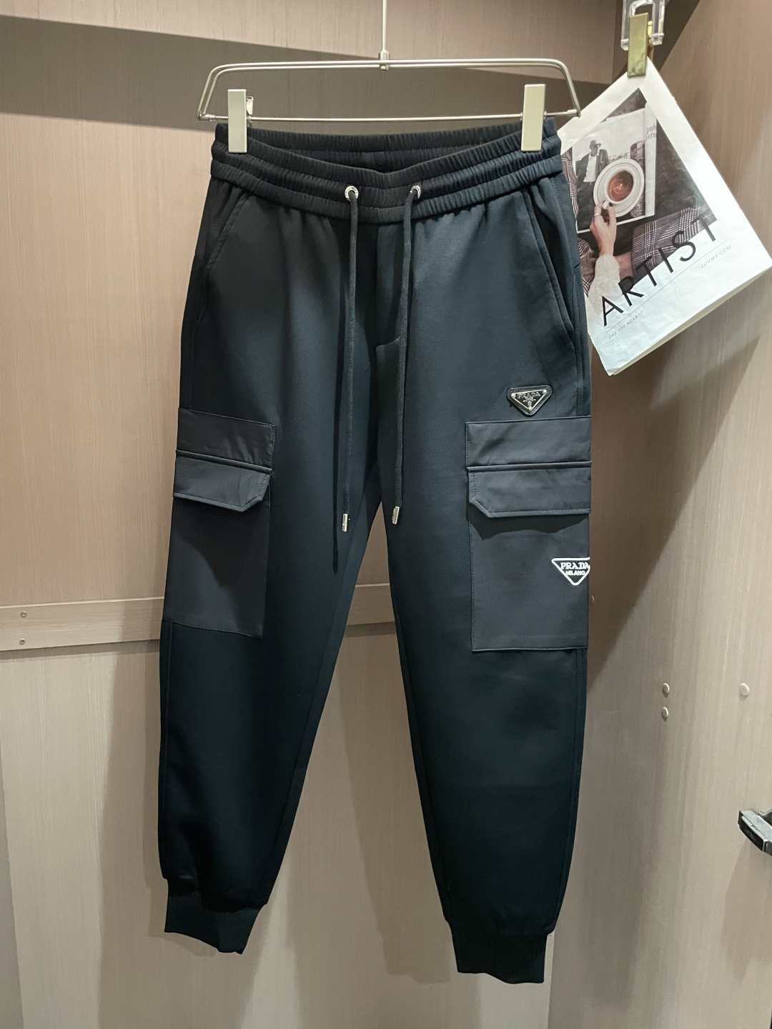 NO:481694,Prad 2025 Spring and Summer Latest Series of Men's Leisure Pants!  It is made of customer-supply elastic cotton material, soft and delicate, and has an excellent feel!  The brand style is unobstructed!  Minimalist design, without extravagant elements to win the lead, the details are finely made, the hardware accessories are customized, the thickness is just right, easy to control various weather, classic colors are very energetic, and various styles of dressing, casual business, daily life, and fashion trends can be controlled!  Overall, both in terms of grade and fashion are extremely outstanding, bringing extraordinary clothing taste!  Size M~3XL, prada,alexander wang19860909Prad 2025春夏最新系列男士休闲裤！ 采用客供弹力柔棉材质,柔软细腻,手感绝佳！品牌格调一览无余！极简主义设计,没有多余浮夸的元素来宣兵夺主,细节做工精细,五金配件原版定制,厚薄程度也是恰到好处,轻松驾驭各种天气,经典颜色上身很显精气神,多种风格穿搭,休闲商务、日常生活、时尚潮流均可驾驭！整体不论是档次还是时尚感都是极为出色的,带来非凡的衣着品味！ 尺码M~3XL,,prada,alexander wang,Men's clothing