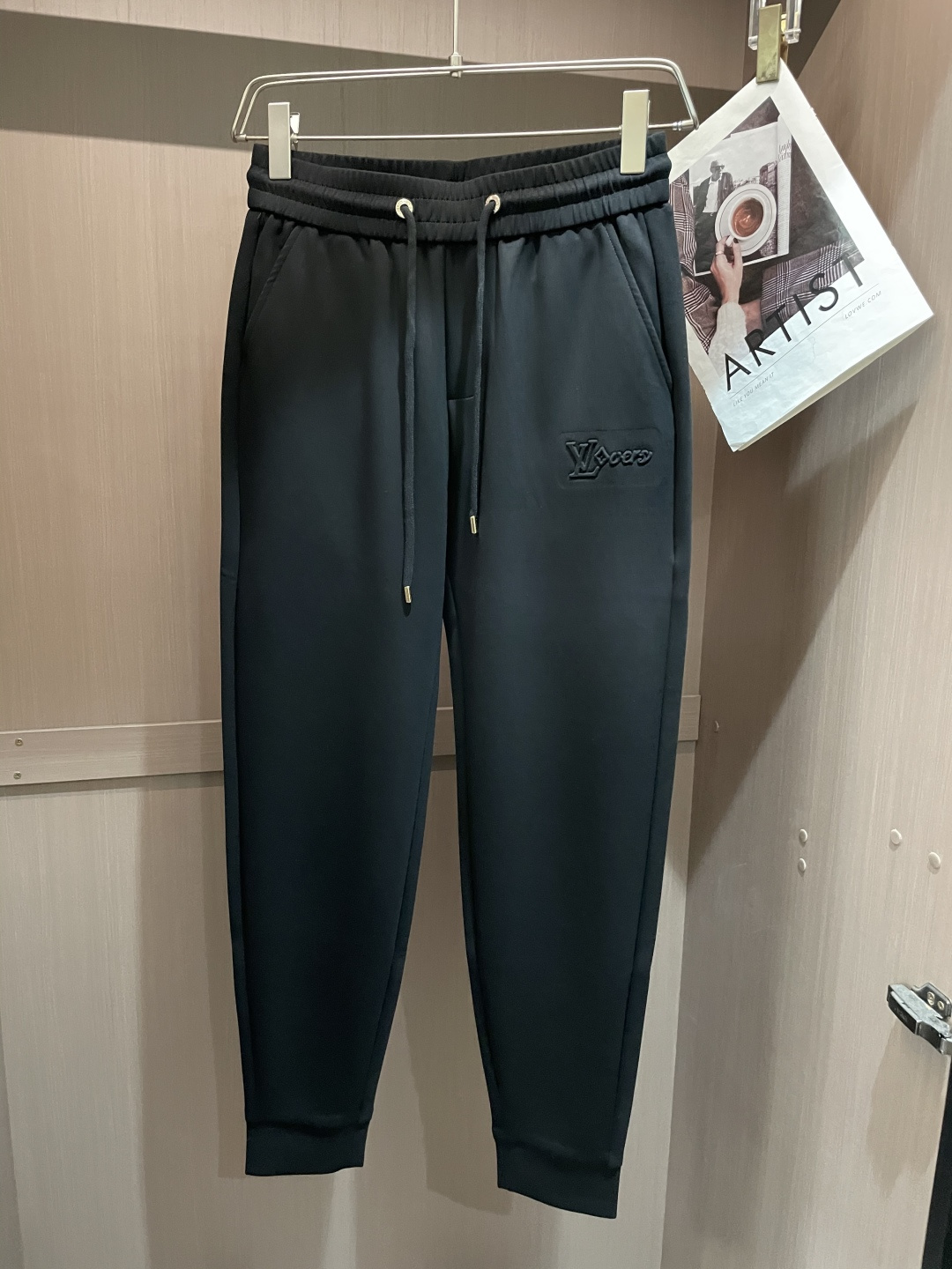 NO:481698,Lv 2025 Spring and Summer Latest Series of Men's Leisure Pants!  It is made of customer-supply elastic cotton material, soft and delicate, and has an excellent feel!  The brand style is unobstructed!  Minimalist design, without extravagant elements to win the lead, the details are finely made, the hardware accessories are customized, the thickness is just right, easy to control various weather, classic colors are very energetic, and various styles of dressing, casual business, daily life, and fashion trends can be controlled!  Overall, both in terms of grade and fashion are extremely outstanding, bringing extraordinary clothing taste!  Size M~3XL, louis vuitton,alexander wang19860909Lv 2025春夏最新系列男士休闲裤！ 采用客供弹力柔棉材质,柔软细腻,手感绝佳！品牌格调一览无余！极简主义设计,没有多余浮夸的元素来宣兵夺主,细节做工精细,五金配件原版定制,厚薄程度也是恰到好处,轻松驾驭各种天气,经典颜色上身很显精气神,多种风格穿搭,休闲商务、日常生活、时尚潮流均可驾驭！整体不论是档次还是时尚感都是极为出色的,带来非凡的衣着品味！ 尺码M~3XL,,louis vuitton,alexander wang,Men's clothing