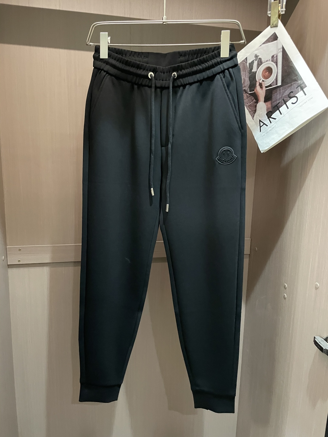 NO:481702,The latest series of men's casual pants in spring and summer 2025!  It is made of customer-supply elastic cotton material, soft and delicate, and has an excellent feel!  The brand style is unobstructed!  Minimalist design, without extravagant elements to win the lead, the details are finely made, the hardware accessories are customized, the thickness is just right, easy to control various weather, classic colors are very energetic, and various styles of dressing, casual business, daily life, and fashion trends can be controlled!  Overall, both in terms of grade and fashion are extremely outstanding, bringing extraordinary clothing taste!  Size M~3XL, Moncler, alexander wang19860909蒙口 2025春夏最新系列男士休闲裤！ 采用客供弹力柔棉材质,柔软细腻,手感绝佳！品牌格调一览无余！极简主义设计,没有多余浮夸的元素来宣兵夺主,细节做工精细,五金配件原版定制,厚薄程度也是恰到好处,轻松驾驭各种天气,经典颜色上身很显精气神,多种风格穿搭,休闲商务、日常生活、时尚潮流均可驾驭！整体不论是档次还是时尚感都是极为出色的,带来非凡的衣着品味！ 尺码M~3XL,,Moncler,alexander wang,Men's clothing