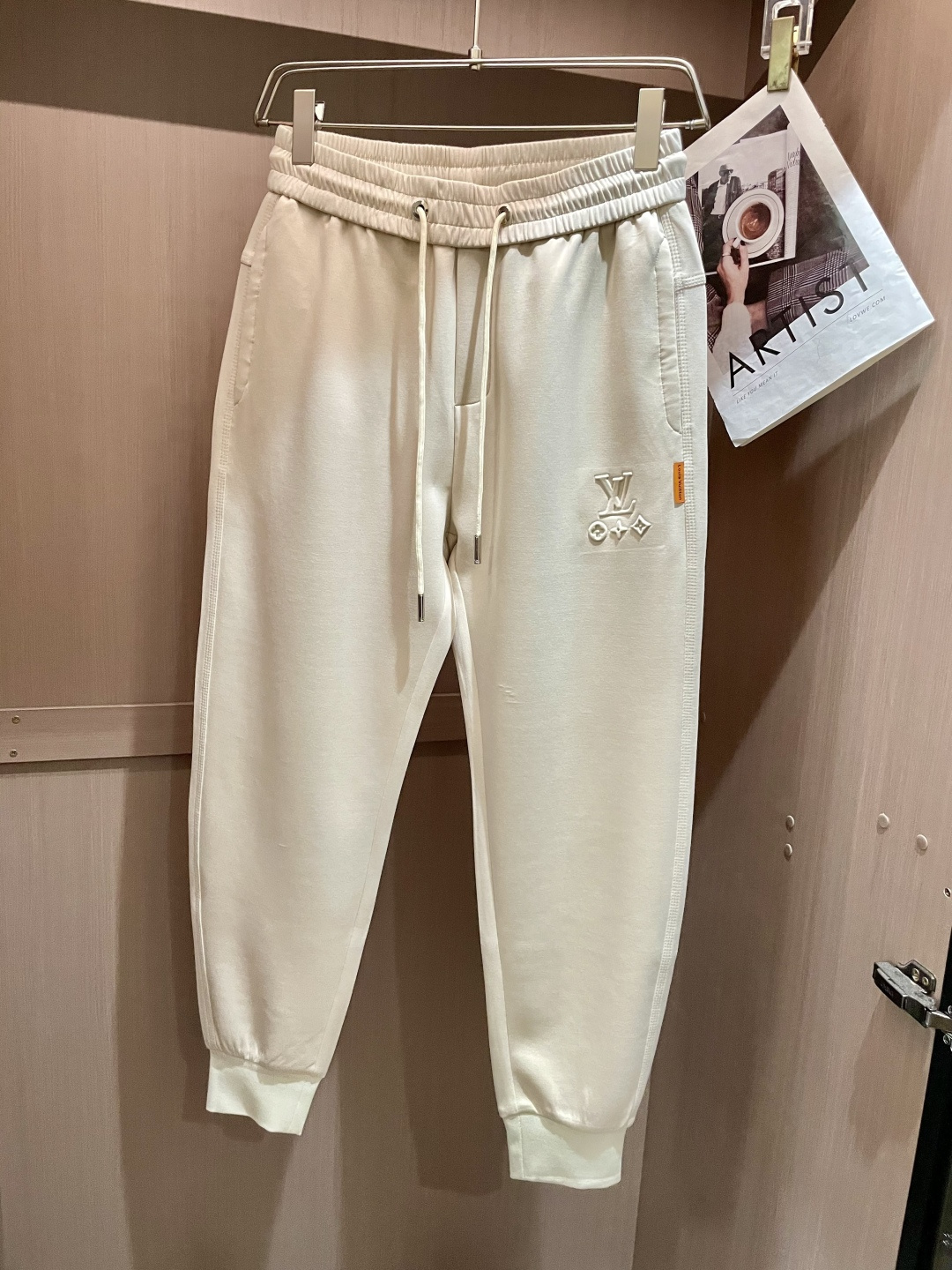 NO:481705,Lv 2025 Spring and Summer Latest Series of Men's Leisure Pants!  It is made of customer-supply elastic cotton material, soft and delicate, and has an excellent feel!  The brand style is unobstructed!  Minimalist design, without extravagant elements to win the lead, the details are finely made, the hardware accessories are customized, the thickness is just right, easy to control various weather, classic colors are very energetic, and various styles of dressing, casual business, daily life, and fashion trends can be controlled!  Overall, both in terms of grade and fashion are extremely outstanding, bringing extraordinary clothing taste!  Size M~3XL, louis vuitton,alexander wang19860909Lv 2025春夏最新系列男士休闲裤！ 采用客供弹力柔棉材质,柔软细腻,手感绝佳！品牌格调一览无余！极简主义设计,没有多余浮夸的元素来宣兵夺主,细节做工精细,五金配件原版定制,厚薄程度也是恰到好处,轻松驾驭各种天气,经典颜色上身很显精气神,多种风格穿搭,休闲商务、日常生活、时尚潮流均可驾驭！整体不论是档次还是时尚感都是极为出色的,带来非凡的衣着品味！ 尺码M~3XL,,louis vuitton,alexander wang,Men's clothing