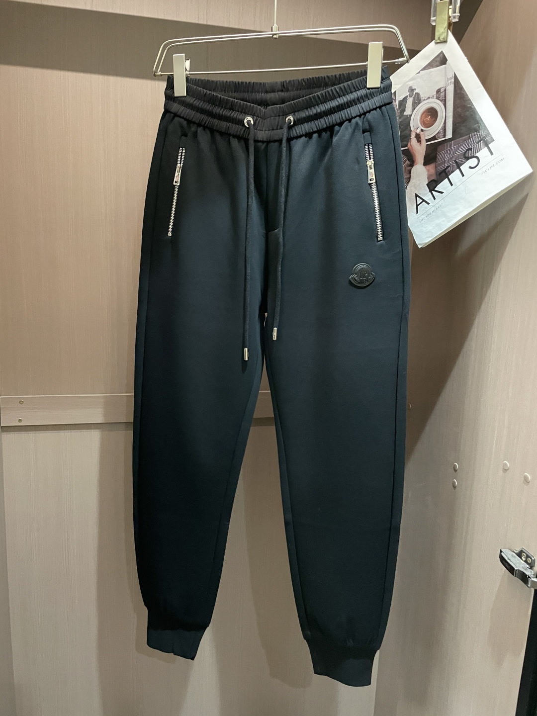 NO:481709,The latest series of men's casual pants in spring and summer 2025!  It is made of customer-supply elastic cotton material, soft and delicate, and has an excellent feel!  The brand style is unobstructed!  Minimalist design, without extravagant elements to win the lead, the details are finely made, the hardware accessories are customized, the thickness is just right, easy to control various weather, classic colors are very energetic, and various styles of dressing, casual business, daily life, and fashion trends can be controlled!  Overall, both in terms of grade and fashion are extremely outstanding, bringing extraordinary clothing taste!  Size M~3XL, Moncler, alexander wang19860909蒙口 2025春夏最新系列男士休闲裤！ 采用客供弹力柔棉材质,柔软细腻,手感绝佳！品牌格调一览无余！极简主义设计,没有多余浮夸的元素来宣兵夺主,细节做工精细,五金配件原版定制,厚薄程度也是恰到好处,轻松驾驭各种天气,经典颜色上身很显精气神,多种风格穿搭,休闲商务、日常生活、时尚潮流均可驾驭！整体不论是档次还是时尚感都是极为出色的,带来非凡的衣着品味！ 尺码M~3XL,,Moncler,alexander wang,Men's clothing