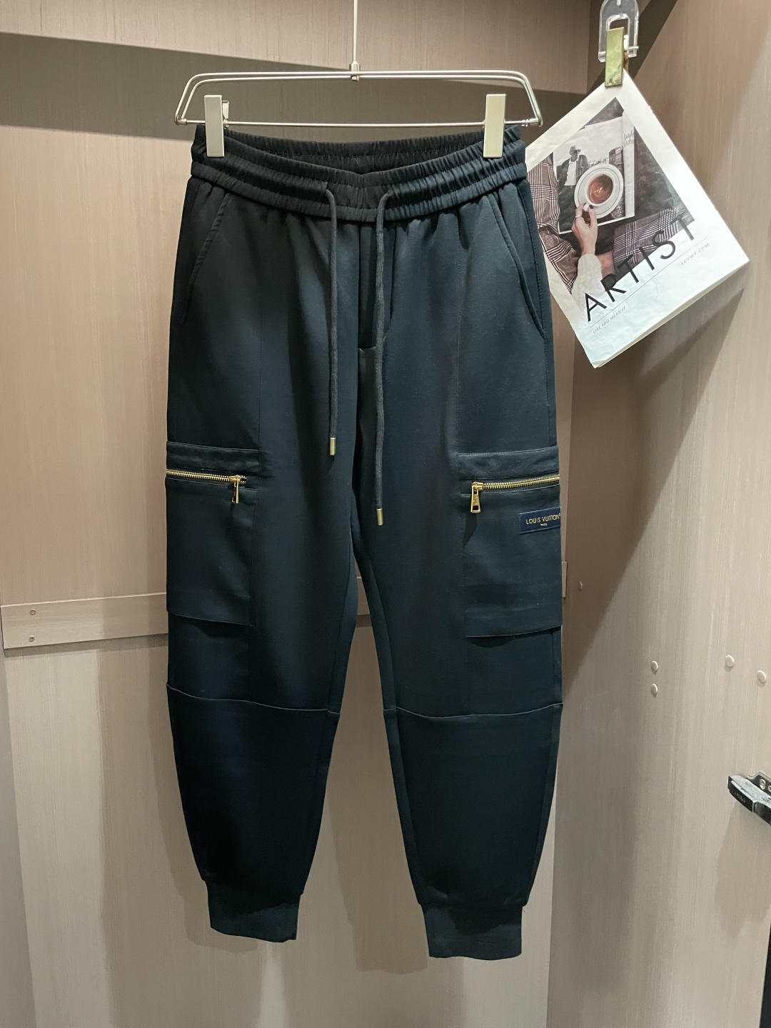 NO:481713,Lv 2025 Spring and Summer Latest Series of Men's Leisure Pants!  It is made of customer-supply elastic cotton material, soft and delicate, and has an excellent feel!  The brand style is unobstructed!  Minimalist design, without extravagant elements to win the lead, the details are finely made, the hardware accessories are customized, the thickness is just right, easy to control various weather, classic colors are very energetic, and various styles of dressing, casual business, daily life, and fashion trends can be controlled!  Overall, both in terms of grade and fashion are extremely outstanding, bringing extraordinary clothing taste!  Size M~3XL, louis vuitton,alexander wang19860909Lv 2025春夏最新系列男士休闲裤！ 采用客供弹力柔棉材质,柔软细腻,手感绝佳！品牌格调一览无余！极简主义设计,没有多余浮夸的元素来宣兵夺主,细节做工精细,五金配件原版定制,厚薄程度也是恰到好处,轻松驾驭各种天气,经典颜色上身很显精气神,多种风格穿搭,休闲商务、日常生活、时尚潮流均可驾驭！整体不论是档次还是时尚感都是极为出色的,带来非凡的衣着品味！ 尺码M~3XL,,louis vuitton,alexander wang,Men's clothing