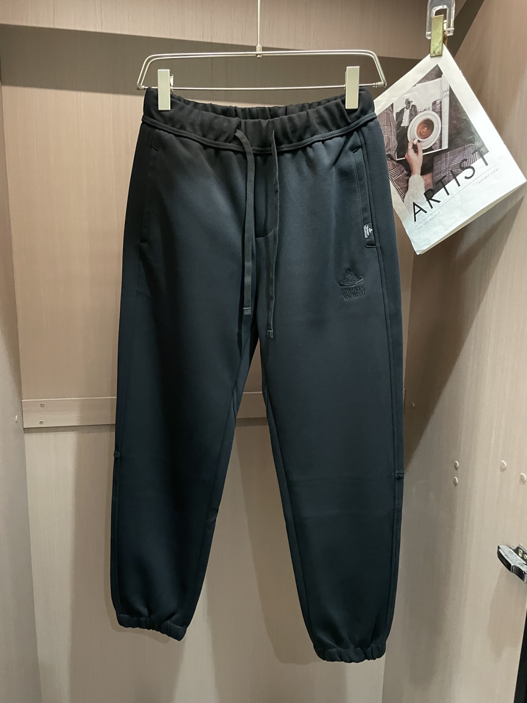 NO:481717,The Queen Mother of the Cixi latest series of men's casual pants in spring and summer 2025!  It is made of customer-supply elastic cotton material, soft and delicate, and has an excellent feel!  The brand style is unobstructed!  Minimalist design, without extravagant elements to win the lead, the details are finely made, the hardware accessories are customized, the thickness is just right, easy to control various weather, classic colors are very energetic, and various styles of dressing, casual business, daily life, and fashion trends can be controlled!  Overall, both in terms of grade and fashion are extremely outstanding, bringing extraordinary clothing taste!  Size M~3XL, alexander wang19860909西太后 2025春夏最新系列男士休闲裤！ 采用客供弹力柔棉材质,柔软细腻,手感绝佳！品牌格调一览无余！极简主义设计,没有多余浮夸的元素来宣兵夺主,细节做工精细,五金配件原版定制,厚薄程度也是恰到好处,轻松驾驭各种天气,经典颜色上身很显精气神,多种风格穿搭,休闲商务、日常生活、时尚潮流均可驾驭！整体不论是档次还是时尚感都是极为出色的,带来非凡的衣着品味！ 尺码M~3XL,,alexander wang,Men's clothing