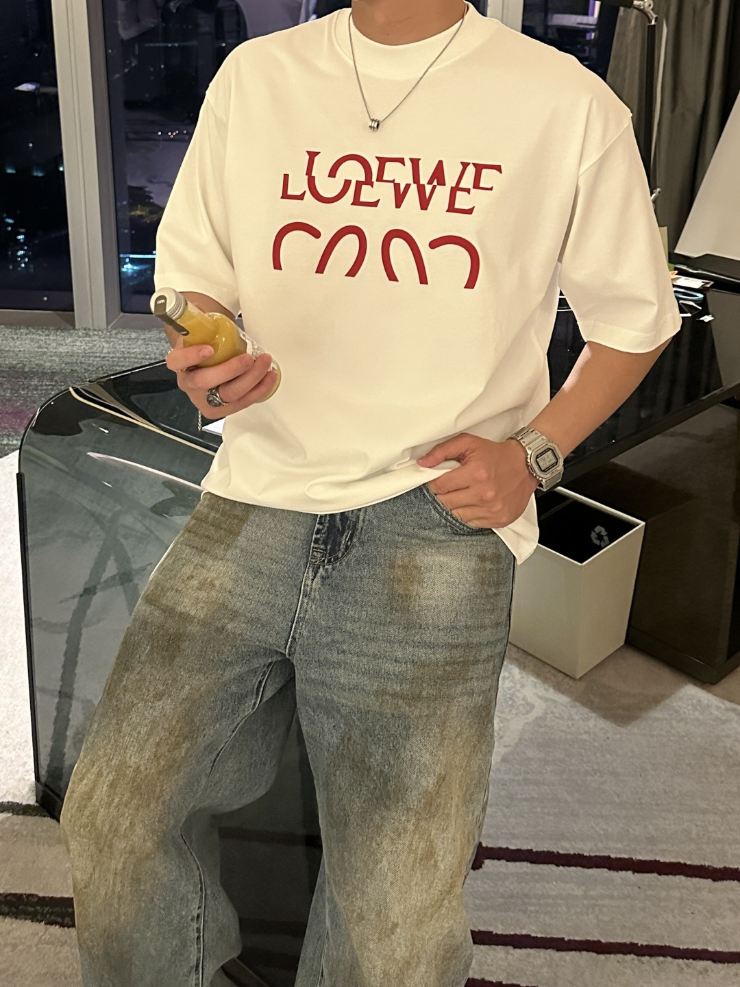 NO:550821,Loewe 2025 spring and summer style/official website synchronization The fabric is made of heavy pure cotton combed cotton fabric, OS loose style, and the upper body style is super positive!  Everyday versatile, a must-have item for wardrobe!  Same model for men and women Size S-3XL (2 sizes larger in size) Size/part S M L XL 2XL 3XL Shoulder width 52 54 56 57 59 60 Clothes length 70 72.75.78.82.85. Bust 54 56.58.60.62.64. Sleeve length 24 26 27 28 29 30,,loewe,alexander wang19860909Loewe 2025春夏款/官网同步 面料采用重磅纯棉精梳棉面料,OS宽松版型,上身版型超正！日常百搭,衣橱必备单品！ 男女同款 尺码 S-3XL（版型偏大2个码） 码数/部位S M L XL 2XL 3XL 肩宽 52 54 56 57 59 60 衣长70 72.75.78.82.85. 胸围 54 56.58.60.62.64. 袖长24 26 27 28 29 30,,loewe,alexander wang,Men's clothing