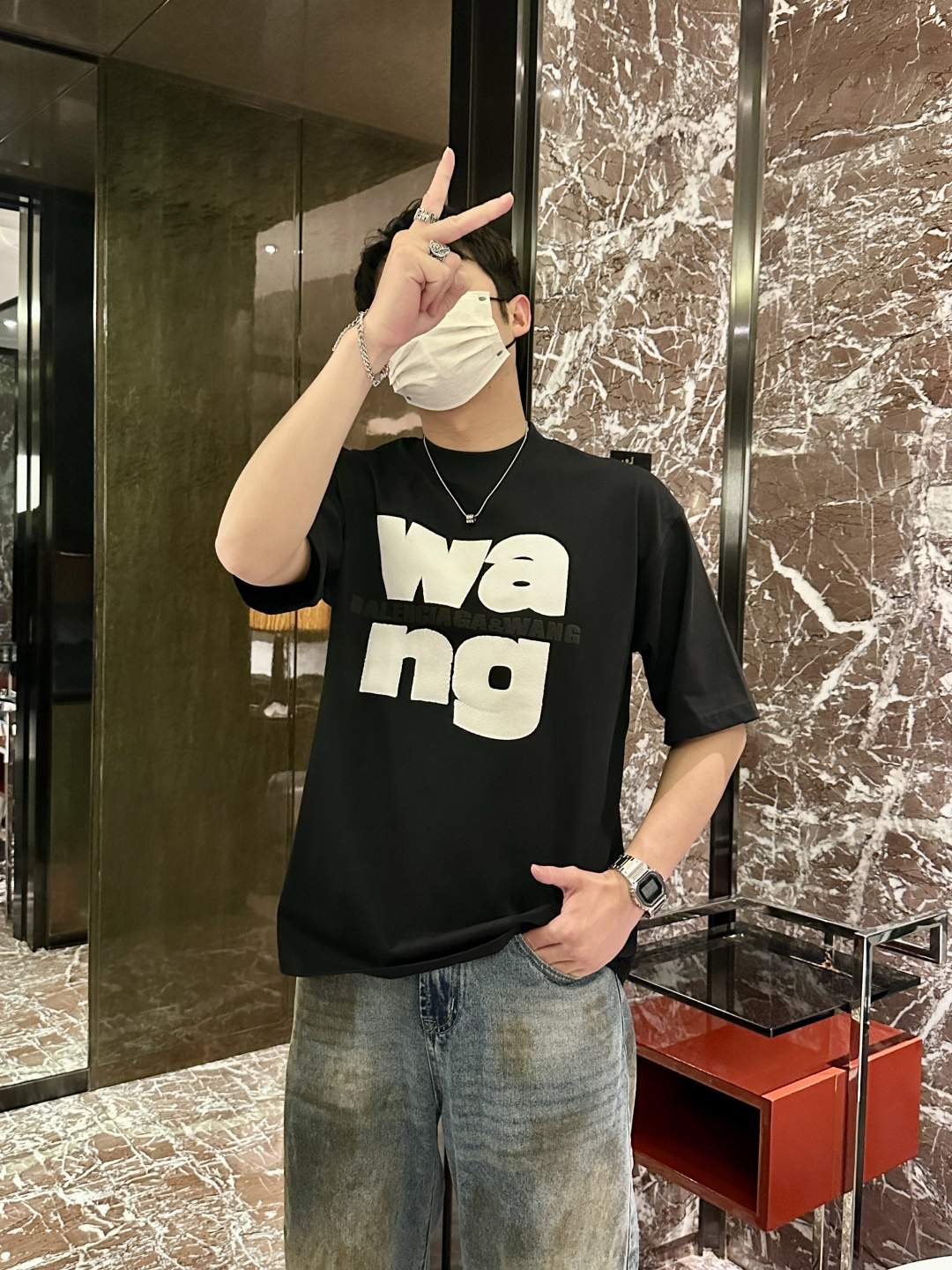 NO:550822,Alexander King 2025 spring and summer style/official website synchronization The fabric is made of heavy pure cotton combed cotton fabric, OS loose style, and the upper body style is super positive!  Everyday versatile, a must-have item for wardrobe!  Same model for men and women Size S-3XL (2 sizes larger in size) Size/part S M L XL 2XL 3XL Shoulder width 52 54 56 57 59 60 Length 70 72.75.78.82.85. Bust 54 56.58.60.62.64. Sleeve length 24 26 27 28 29 30,,alexander wang19860909亚历山大 王 2025春夏款/官网同步 面料采用重磅纯棉精梳棉面料,OS宽松版型,上身版型超正！日常百搭,衣橱必备单品！ 男女同款 尺码 S-3XL（版型偏大2个码） 码数/部位S M L XL 2XL 3XL 肩宽 52 54 56 57 59 60 衣长70 72.75.78.82.85. 胸围 54 56.58.60.62.64. 袖长24 26 27 28 29 30,,alexander wang,Men's clothing