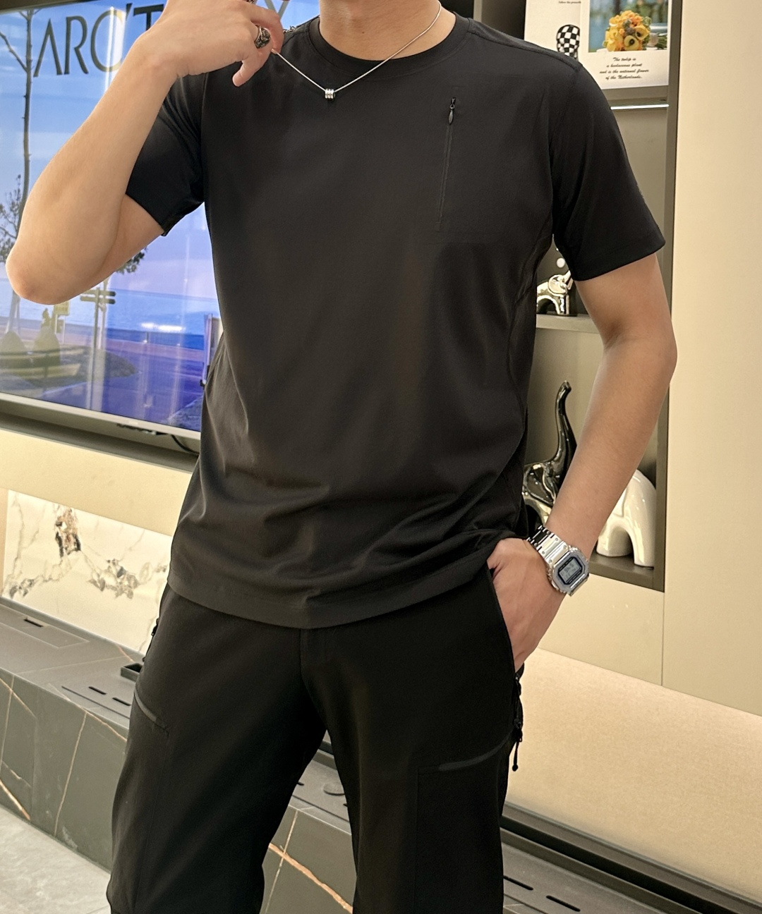 NO:159595,Archaeoptera short-sleeved T-shirt, made of quick-drying fabric, comfortable and breathable and conducive to sweating. The style is simple, and the brand's iconic pattern prints at the cuffs are low-key to highlight the brand's characteristics and add a sense of exquisiteness. Size m-xxl, arc'teryx, T-shirt,tees, t-shirt,alexander wang19860909始祖鸟 短袖T恤,采用速干面料,舒适透气且利于排汗.版型简约,袖口处有品牌标志性图案印花 低调彰显品牌特色,增添精致感.尺码m-xxl,arc'teryx,T-shirt,tees，t-shirt,alexander wang,Men's clothing