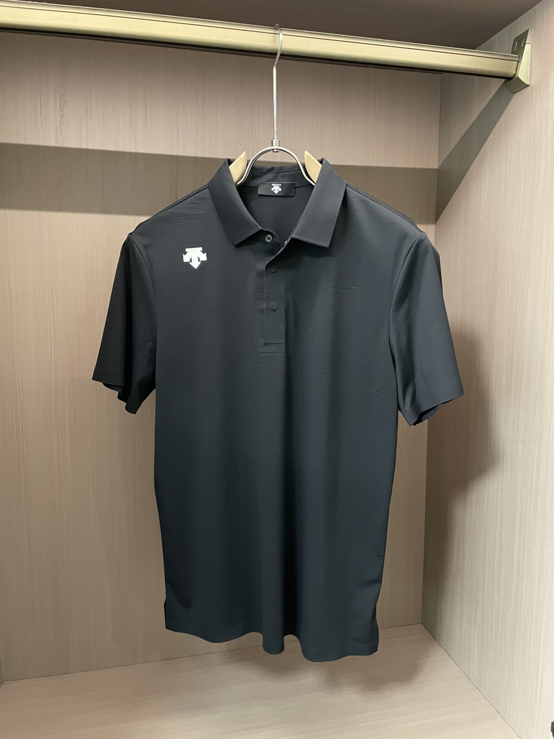 NO:159597,DiSant 2025 Spring and Summer Classic Polo collar design, paired with simple single-breasted lines, neat and smooth lines, cleverly modifying the neck lines, showing elegant and gentlemanly style. The exquisite brand logo on the left shoulder adopts traceless pressing process, delicate and flat, low-key, and luxurious texture, showing the brand's ingenuity and quality pursuit in the subtleties. Selected high-quality fabrics, soft and smooth, breathable, and comfortable and comfortable to wear. Whether it is to wear casual trousers to show professionalism and ability; or to combine with jeans to create a daily look to create a relaxed and comfortable atmosphere, it can be perfectly adapted to help you interpret diverse styles with a calm attitude and show your unique taste. Size M-XXL, jeans, alexander wang19860909迪桑特 2025春夏 经典的Polo领设计,搭配简洁的单排扣,线条利落流畅,巧妙修饰颈部线条,彰显优雅绅士格调.左肩处精致的品牌标识,采用无痕压胶工艺,细腻而平整,低调间流露奢华质感,于细微之处展现品牌匠心与品质追求. 精选优质面料,触感柔软顺滑,透气性佳,穿着舒适自在.无论是搭配休闲西裤出席商务场合,展现专业干练；还是与牛仔裤组合打造日常造型,营造轻松惬意氛围,它都能完美适配,助你以从容姿态诠释多样风格,尽显独特品味. 尺码M-XXL,,jeans,alexander wang,Men's clothing