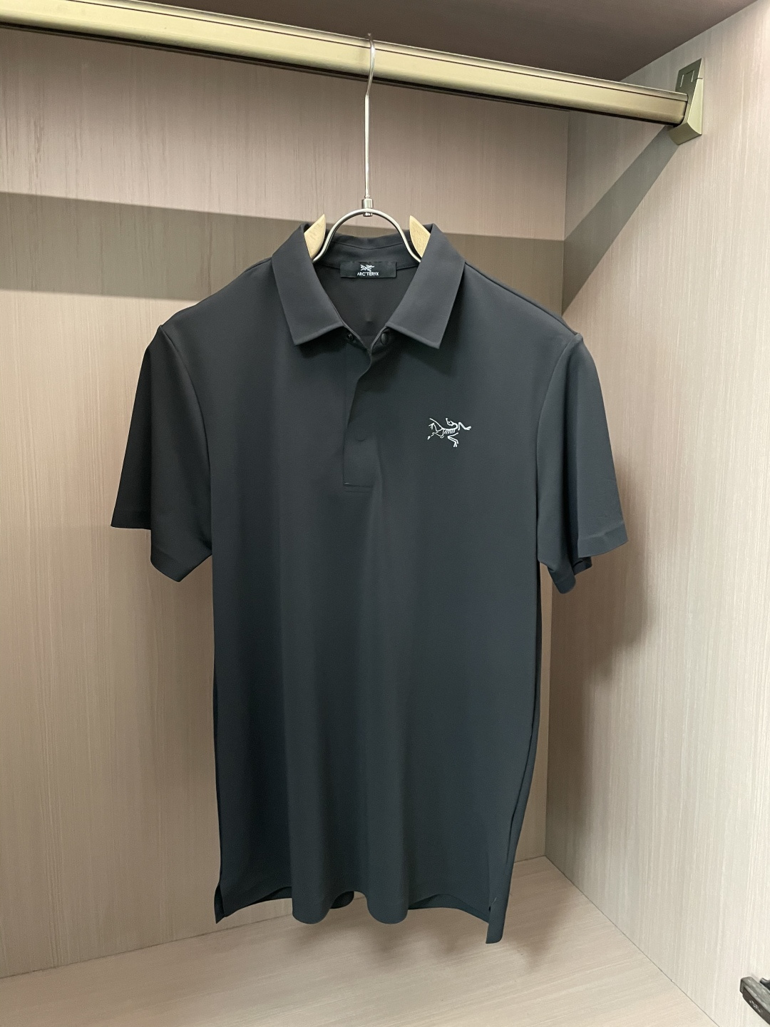 NO:159576,Archaeoptera 2025 Spring and Summer Classic Polo neck design, paired with simple single-breasted lines, neat and smooth lines, cleverly modifying the neck lines, showing elegant and gentlemanly style. The exquisite brand logo on the left chest adopts traceless pressing process, delicate and flat, low-key, and luxurious texture, showing the brand's ingenuity and quality pursuit in the subtleties. Selected high-quality fabrics, soft and smooth, breathable, and comfortable to wear. Whether it is to wear casual trousers to show professionalism and ability; or to combine them with jeans to create a daily look to create a relaxed and comfortable atmosphere, it can be perfectly adapted to help you interpret diverse styles with a calm attitude and show your unique taste. Size M-XXL, arc'teryx, jeans, alexander wang19860909始祖鸟 2025春夏 经典的Polo领设计,搭配简洁的单排扣,线条利落流畅,巧妙修饰颈部线条,彰显优雅绅士格调.左胸处精致的品牌标识,采用无痕压胶工艺,细腻而平整,低调间流露奢华质感,于细微之处展现品牌匠心与品质追求. 精选优质面料,触感柔软顺滑,透气性佳,穿着舒适自在.无论是搭配休闲西裤出席商务场合,展现专业干练；还是与牛仔裤组合打造日常造型,营造轻松惬意氛围,它都能完美适配,助你以从容姿态诠释多样风格,尽显独特品味. 尺码M-XXL,arc'teryx,jeans,alexander wang,Men's clothing