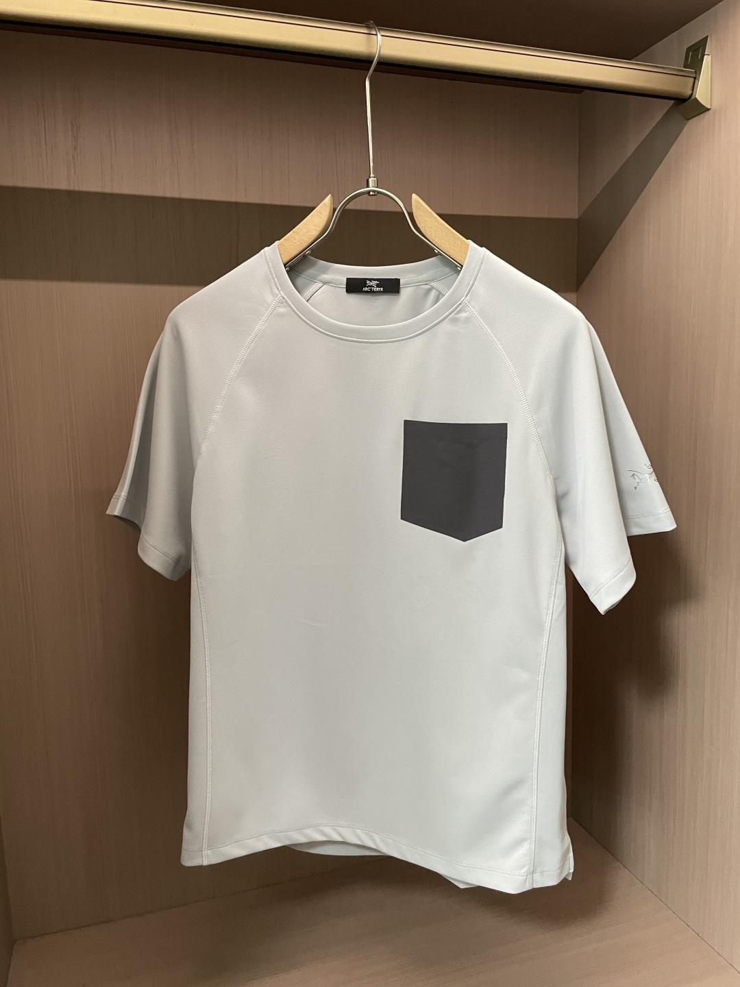 NO:159579,New Product of Archaeopteryx Spring and Summer 2025 This light gray T-shirt perfectly combines simple aesthetics and practical functions. The elegant gray tone is low-key and calm, exudes a restrained fashion atmosphere, and is suitable for a variety of dressing styles. The unique ragdoll sleeve design breaks the convention and adds a bit of casualness and dynamic. The dark pocket on the left chest becomes the visual focus with bright color contrast, both practical and decorative. The brand logo is presented in the side of the sleeves, demonstrating quality and style. It uses quick-drying fabrics, which have high-efficiency moisture-absorbing and sweating performance, can quickly take away sweat on the body surface and keep it dry and comfortable, and can easily deal with it whether it is daily travel, exercise or outdoor activities. The simple style and high-quality fabrics allow you to enjoy fashion while having a comfortable experience, easily showing the neatness and freedom of modern cities.  Size M-XXL,arc'teryx,tees,t-shirt,alexander wang19860909始祖鸟2025春夏新品 这件浅灰色T恤,将简约美学与实用功能完美融合.淡雅的灰色调,低调沉稳,散发着内敛的时尚气息,适配多种穿搭风格. 独特的插肩袖设计,打破常规,增添几分随性与动感.左胸处的深色口袋,以鲜明的色彩对比,成为视觉焦点,兼具实用性与装饰性.品牌标识低调呈现于袖侧,彰显品质与格调. 采用速干面料,具备高效吸湿排汗性能,能快速带走体表汗水,保持干爽舒适,无论是日常出行、运动健身还是户外活动,都能轻松应对.简洁版型搭配优质面料,让你在享受时尚的同时,也拥有舒适体验,轻松展现现代都市的利落与洒脱. 尺码M-XXL,arc'teryx,tees，t-shirt,alexander wang,Men's clothing