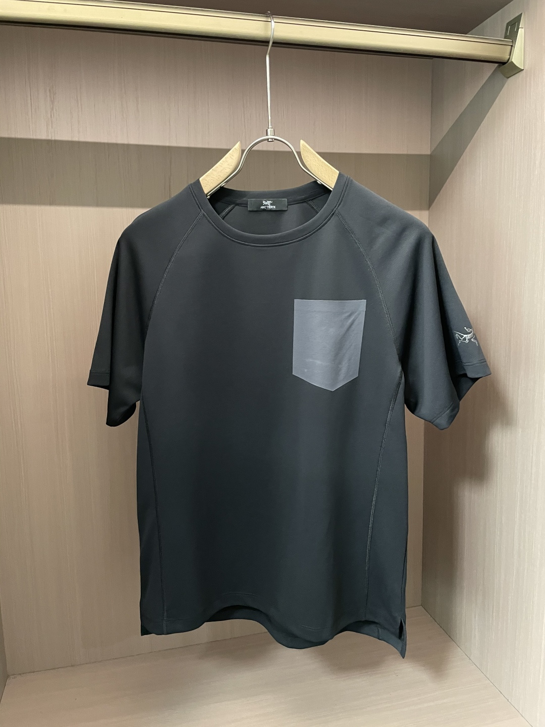 NO:159582,Archaeopteryx 2025 Spring and Summer This black T-shirt cleverly combines fashion and functionality. The classic black is mysterious and versatile, exudes a cool feeling of low-key without losing personality, and is easily adapted to various styles. The ragdoll sleeve design breaks the convention, gives the clothing more dynamic and vitality, fits the human body's movement lines, and wears freely and without restraint. The gray pocket on the left chest becomes a visual highlight with unique color contrast, combining practicality and decorativeness. The exquisite brand logo on the sleeve side shows quality and style in a low-key manner. It uses quick-drying fabric, which has excellent moisture-absorbing and sweating performance, can quickly absorb and evaporate sweat, and keeps the body dry and comfortable at all times. Whether it is a lively exercise moment or a busy daily trip, it can bring you a comfortable experience, helping you easily show confidence and freedom, and take fashionable and dynamic steps in urban life.  Size M-XXL,arc'teryx,tees,t-shirt,alexander wang19860909始祖鸟 2025春夏款 这件黑色T恤,将时尚与功能性巧妙融合.经典的黑色,神秘且百搭,散发着低调而不失个性的酷感,轻松适配各种风格穿搭. 插肩袖设计打破常规,赋予服装更多动感与活力,贴合人体运动线条,穿着自在无束缚.左胸处的灰色口袋,以独特的色彩对比,成为视觉亮点,兼具实用性与装饰性.袖侧精致的品牌标识,低调彰显品质与格调. 采用速干面料,具备卓越的吸湿排汗性能,能迅速吸收并蒸发汗水,时刻保持身体干爽舒适.无论是活力满满的运动时刻,还是忙碌的日常出行,它都能为你带来舒适体验,助你轻松展现自信与洒脱,在都市生活中踏出时尚动感的步伐. 尺码M-XXL,arc'teryx,tees，t-shirt,alexander wang,Men's clothing