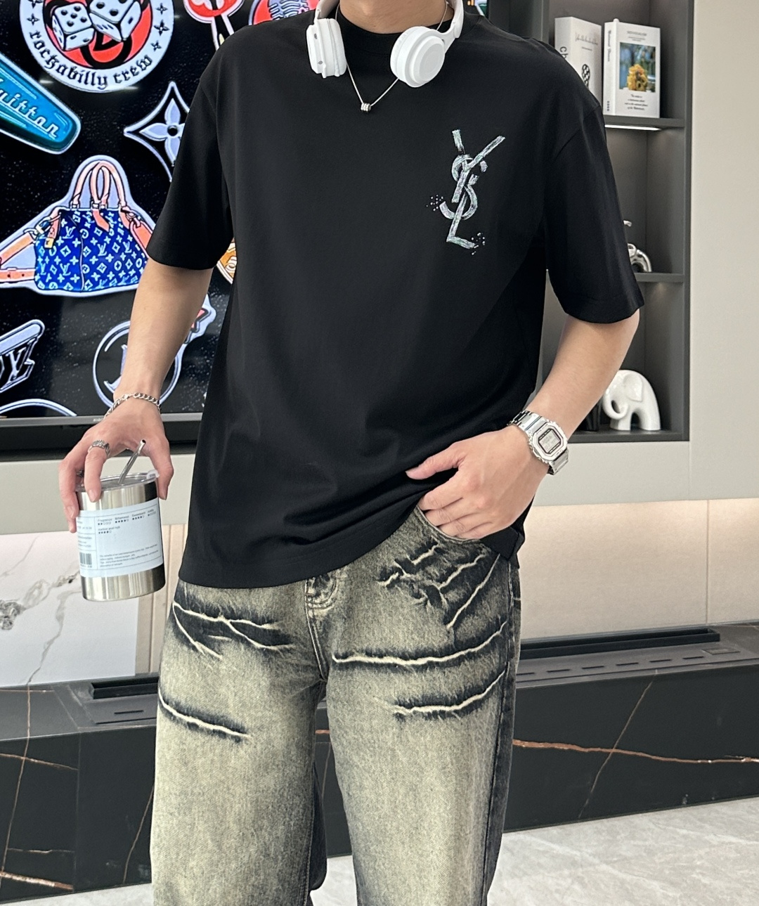 NO:132868,Saint Laurent The same official website The same official website The same official website The same official website The same heavy recommendation!  2025ss summer clothing new products, on sale in counter, the latest series of pattern logo short-sleeved T-shirts, the rhythm of each person having to hand in one piece!  Imported top combed cotton fabric is extremely skin-friendly and comfortable. It feels very delicate to the touch, has a good texture, and perfectly reflects the three-dimensional feeling. It is in line with the brand's consistent design style. It is a very good overall style. It is completely fine to wear it alone. Size M-XXXL,,saint laurent,T-shirt,tees,t-shirt,alexander wang19860909圣罗兰 官网同款 官网同款 官网同款 重磅推荐！2025ss夏装新品 专柜在售 最新系列图案logo短袖T恤 必须人手一件的节奏！进口顶极精梳棉面料,极为亲肤舒适 摸上去非常的细腻,质感很好,完美体现立体感 符合品牌一贯设计风格,整体非常不错的一款,内搭单穿都完全没问题 尺码 M-XXXL,,saint laurent,T-shirt,tees，t-shirt,alexander wang,Men's clothing