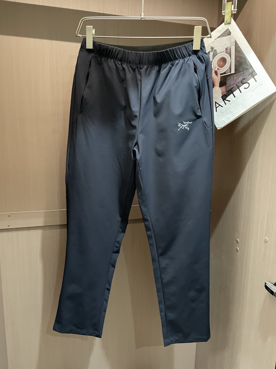 NO:132941,2025 spring and summer ARC'TERYX Archaeopteryx GAMMA LT Men's Soft Shell Charge Pants Bird's Outdoor Sports and Casual Charge Pants Professionally developed technology wet-guided and fast-drying fabric. The fabric has added a 