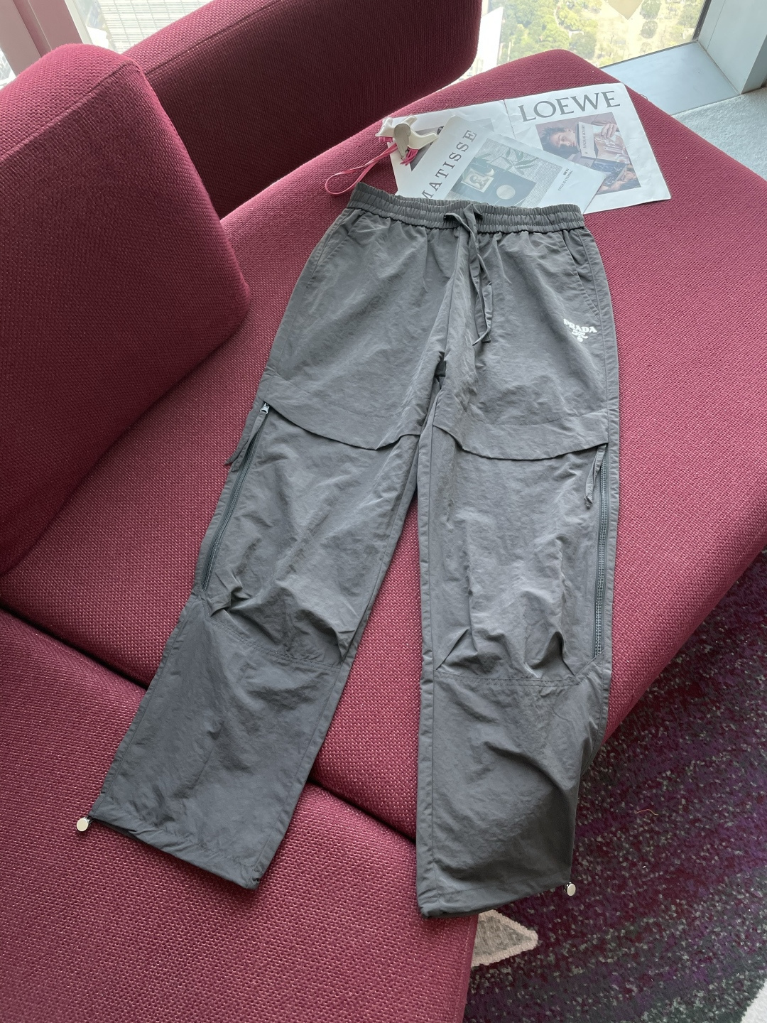 NO:132943,Prad 2025 spring and summer gray trousers perfectly combine functional style with fashion. The low-key and calm gray tone is versatile and dirt-resistant, which is suitable for outdoor adventures and urban commuting. The waist drawstring design can be freely adjusted to ensure a comfortable fit. Multiple large pockets and zippered pockets are designed to provide sufficient storage space to facilitate carrying items, and zipper details add practicality and safety. The unique tailoring and splicing of the trouser legs not only enriches the visual level, but also conforms to ergonomics and facilitates movement. The adjustment buckle at the trouser legs can adjust the width and narrowness of the trouser legs as needed, and creates different shapes as you like. The fabric has windproof and wear resistance, adapting to a variety of environments. The simple brand logo shows quality in a low-key manner. The overall shape not only meets functional needs, but also has a fashionable style, helping you embark on the journey of exploration with a confident attitude and show a unique outdoor fashion attitude.  Size M-XXXL, prada,alexander wang19860909Prad 2025春夏灰色长裤,将机能风与时尚感完美融合.低调沉稳的灰色调,百搭且耐脏,无论是户外探险还是城市通勤都很合适. 腰部抽绳设计,可自由调节松紧,确保舒适贴合.多个大口袋与拉链口袋设计,提供充足收纳空间,方便携带物品,拉链细节增添实用性与安全性.裤腿处的独特剪裁与拼接,不仅丰富视觉层次,更符合人体工学,便于活动.裤脚处的调节扣,可按需调整裤脚宽窄,随心塑造不同造型. 面料具备防风、耐磨等特性,适应多种环境.简约的品牌标识低调彰显品质,整体造型既满足功能性需求,又不失时尚格调,助你以自信姿态踏上探索之旅,展现独特的户外时尚态度. 尺码M-XXXL,,prada,alexander wang,Men's clothing