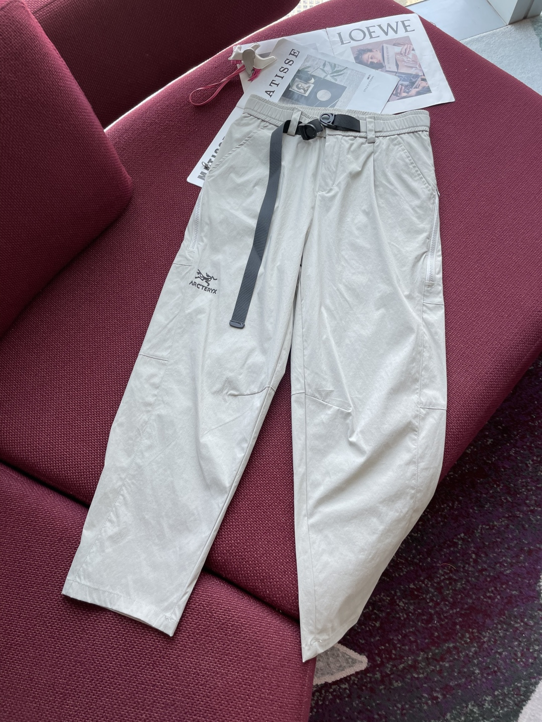 NO:132930,Archaeopteryx This light gray trousers are a masterpiece that combines the function and fashion of the Arc'teryx brand. The low-key light gray tone is versatile and dirt-resistant, and is suitable for a variety of scenes, which can be easily controlled whether it is urban commuting or outdoor walking. The unique webbing belt design at the waist combines functionality and fashion, and can flexibly adjust elasticity and tightness to ensure a comfortable fit. The simple straight-tube style has smooth and neat lines, modifying the leg lines, showing a capable posture. The exquisite brand logo on the side shows the brand identity and high-end quality. The multiple pockets are designed to be practical and beautiful, meeting daily storage needs, and the zipper details add safety.  The fabric has windproof and breathable characteristics, which can cope with changing environments. The overall shape integrates outdoor functional elements into urban fashion, which not only ensures comfort and convenience of wear, but also does not lose the trendy style, helping you explore the city and nature with a confident and calm attitude, and show a unique outdoor fashion attitude. Size M-XXXL, arc'teryx, alexander wang19860909始祖鸟 这条浅灰色长裤,是始祖鸟（Arc'teryx）品牌机能与时尚结合的佳作.低调的浅灰色调,百搭且耐脏,适用于多种场景,无论是都市通勤还是户外漫步都能轻松驾驭. 腰部独特的织带腰带设计,兼具功能性与时尚感,可灵活调节松紧,确保舒适贴合.简约的直筒版型,线条流畅利落,修饰腿部线条,展现干练姿态.侧边精致的品牌标识,低调彰显品牌身份与高端品质.多个口袋设计实用且美观,满足日常收纳需求,拉链细节增添安全性. 面料具备防风、透气等特性,能应对多变的环境.整体造型将户外机能元素融入都市时尚,既保证穿着的舒适与便捷,又不失潮流格调,助你以自信从容的姿态探索都市与自然,展现独特的户外时尚态度. 尺码M-XXXL,arc'teryx,alexander wang,Men's clothing