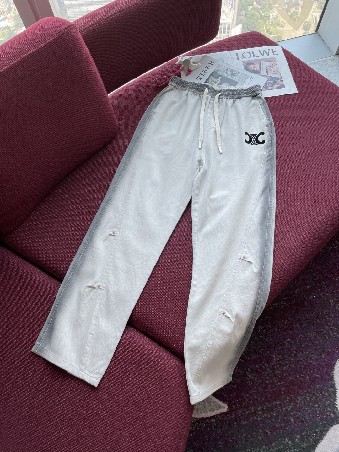 NO:132934,Celine This light gray casual trousers exudes the charm of a blend of casualness and fashion. The elegant light gray, soft and versatile, easily adapts to various styles of tops, providing diverse possibilities for outfits. The waist drawstring design can be freely adjusted to ensure a comfortable fit. The gray stripes on the sides of the trousers add visual layering and modify the leg lines. The exquisite brand letter embroidery shows personality and quality in a low-key manner. The details on the trousers are unique, with a few buttons embellishing them, enriching the design sense and adjusting the shape as needed. The fabric is soft and comfortable, breathable, and suitable for daily wear. Whether it is walking on the street or casual gathering, it can easily show your free and easy temperament, interpreting the casual and trendy style of the modern city with a simple but stylish outfit. Size 28-36, celine, alexander  wang19860909Celine 这条浅灰色休闲长裤,散发着随性与时尚交融的魅力.淡雅的浅灰色,柔和且百搭,轻松适配各种风格的上衣,为穿搭提供多元可能. 腰部抽绳设计,可自由调节松紧,确保舒适贴合.裤身侧边的灰色条纹,增添视觉层次感,同时修饰腿部线条.精致的品牌字母刺绣,低调彰显个性与品质.裤腿处的细节处理别具一格,几颗纽扣点缀其间,丰富了设计感,又可按需调整造型. 面料柔软舒适,透气性佳,适合日常穿着.无论是漫步街头,还是休闲聚会,它都能让你轻松展现自在洒脱的气质,以简约而不失格调的穿搭,诠释现代都市的休闲潮流风尚. 尺码28-36,,celine,alexander wang,Men's clothing