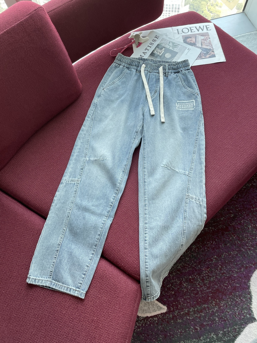 NO:132936,Magira light blue jeans cleverly blend classic denim elements with modern casual style. The fresh light blue is full of youthful vitality, like a clear spring sky, giving people a bright and pleasant feeling, and is versatile and easy to match, suitable for all kinds of tops. The waist drawstring design is unique, breaking the constraints of traditional jeans, and can flexibly adjust elasticity to ensure a comfortable fit, while adding a casual atmosphere. The splicing design of the trouser body is unique, and the combination of different color blocks and lines enriches visual layers and creates a unique three-dimensional sense. The simple letter logo in the pocket shows personality and quality in a low-key manner.  The fabric maintains the classic texture of denim, combines a certain degree of softness and elasticity, and is comfortable to wear. Whether it is paired with a simple T-shirt to create a casual style or a light-hearted style with a shirt to create a mature style, it can be easily controlled, helping you to show your freedom and casualness in your daily travel and interpret the unique denim fashion charm. Size 28-36,,masion margiela,jeans,shirts,tees,t-shirt,alexander wang19860909马吉拉 浅蓝色牛仔裤,将经典牛仔元素与现代休闲风格巧妙融合.清新的浅蓝色,洋溢着青春活力,如春日晴空,给人带来明朗愉悦之感,且百搭易配,适配各类上衣. 腰部抽绳设计独具匠心,打破传统牛仔裤的束缚感,可灵活调节松紧,确保舒适贴合,同时增添随性氛围.裤身的拼接设计别具一格,不同色块与线条的组合,丰富视觉层次,塑造出独特的立体感.口袋处的简约字母标识,低调彰显个性与品质. 面料保持牛仔布的经典质感,兼具一定柔软度与弹性,穿着舒适自在.无论是搭配简约T恤打造日常休闲风,还是与衬衫组合营造轻熟格调,它都能轻松驾驭,助你在日常出行中尽显自在随性,演绎独特的丹宁时尚魅力. 尺码28-36,,masion margiela,jeans,shirts,tees，t-shirt,alexander wang,Men's clothing