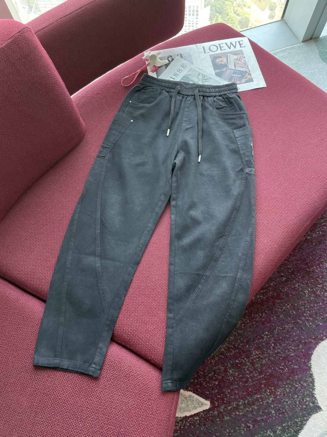 NO:132942,Archaeopteryx's dark gray casual trousers cleverly blend simplicity and fashion. The calm dark gray tone is low-key without losing texture, exuding a cool and handsome atmosphere, and can easily adapt to various styles of tops to meet diverse outfit needs. The waist drawstring design can flexibly adjust the elasticity and ensure a comfortable fit. The simple straight-tube style has smooth and natural lines, modifying the leg lines, creating a neat drape. The pockets on both sides are practical and beautiful, adding a sense of detail. The overall design is simple and elegant, without too much complicated decoration, but it shows a unique fashion taste with just the right tailoring and details.  The fabric is soft and comfortable, with a certain elasticity and breathability, suitable for daily wear. Whether it is a simple T-shirt to create a casual and daily style, or a light business casual feeling with a shirt, it can be easily controlled, helping you to show the casual and cool style of the modern city with a confident attitude. Size 28-36, arc'teryx,shirts,tees, t-shirt,alexander wang19860909始祖鸟 深灰色休闲长裤,将简约与时尚巧妙融合.沉稳的深灰色调,低调而不失质感,散发着酷帅的气息,能轻松适配各种风格的上衣,满足多样穿搭需求. 腰部抽绳设计,可灵活调节松紧,确保舒适贴合.简约的直筒版型,线条流畅自然,修饰腿部线条,营造出利落的垂坠感.两侧口袋实用且美观,增添细节感.整体设计简洁大方,没有过多繁杂装饰,却以恰到好处的剪裁和细节处理,展现出独特的时尚品味. 面料柔软舒适,兼具一定弹性与透气性,适合日常穿着.无论是搭配简约T恤打造休闲日常风,还是与衬衫组合营造轻商务休闲感,它都能轻松驾驭,助你以自信姿态展现现代都市的休闲酷感格调. 尺码28-36,arc'teryx,shirts,tees，t-shirt,alexander wang,Men's clothing